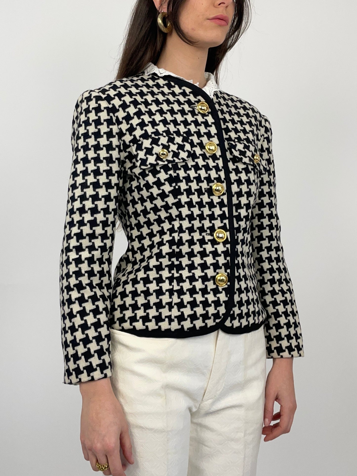 giacca-max-dinè-vintage-stile-chanel-bottoni-oro-bianco-e-nero