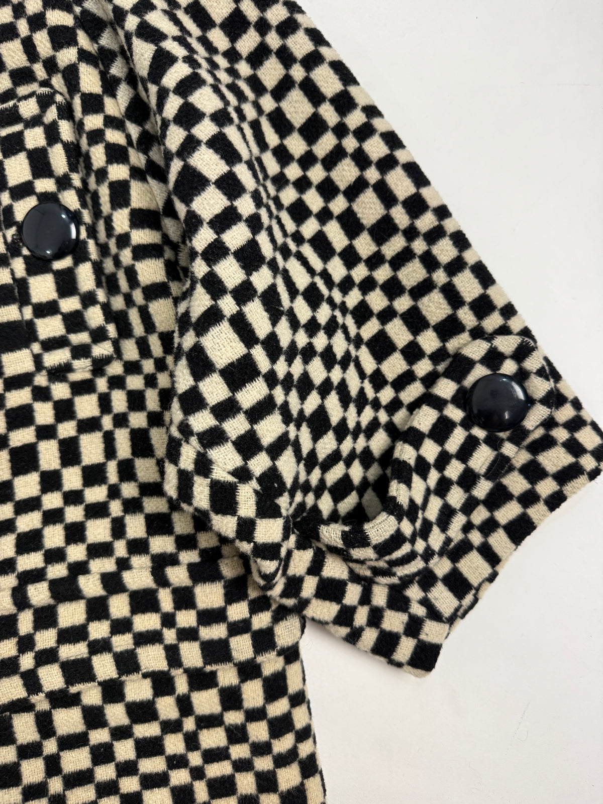 Giacca Luisa Via Roma Firenze vintage anni 80 - fronte indossato tre quarti, bouclé damier nero avorio, doppio petto con bottoni neri laccati, silhouette oversize