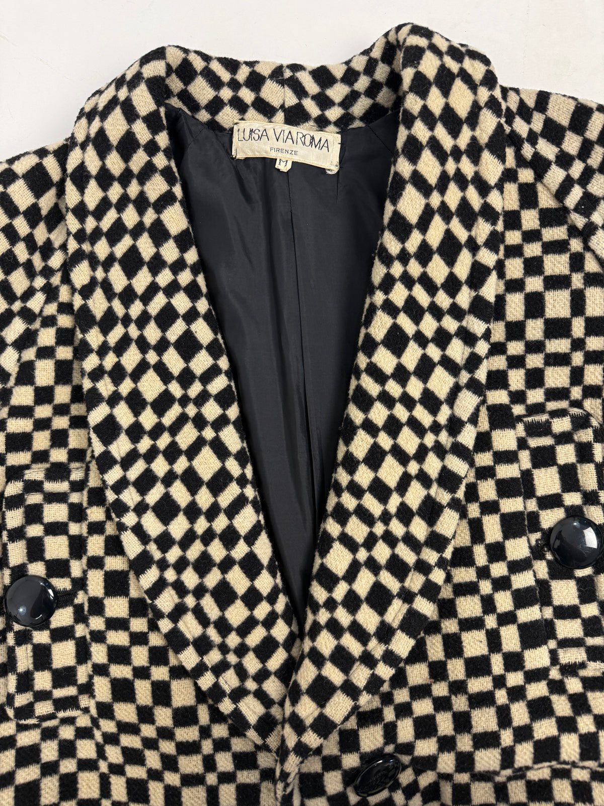 Giacca Luisa Via Roma - fronte indossato aperto, bouclé a scacchi nero avorio oversize boxy, quattro tasche con patta, revers ampio