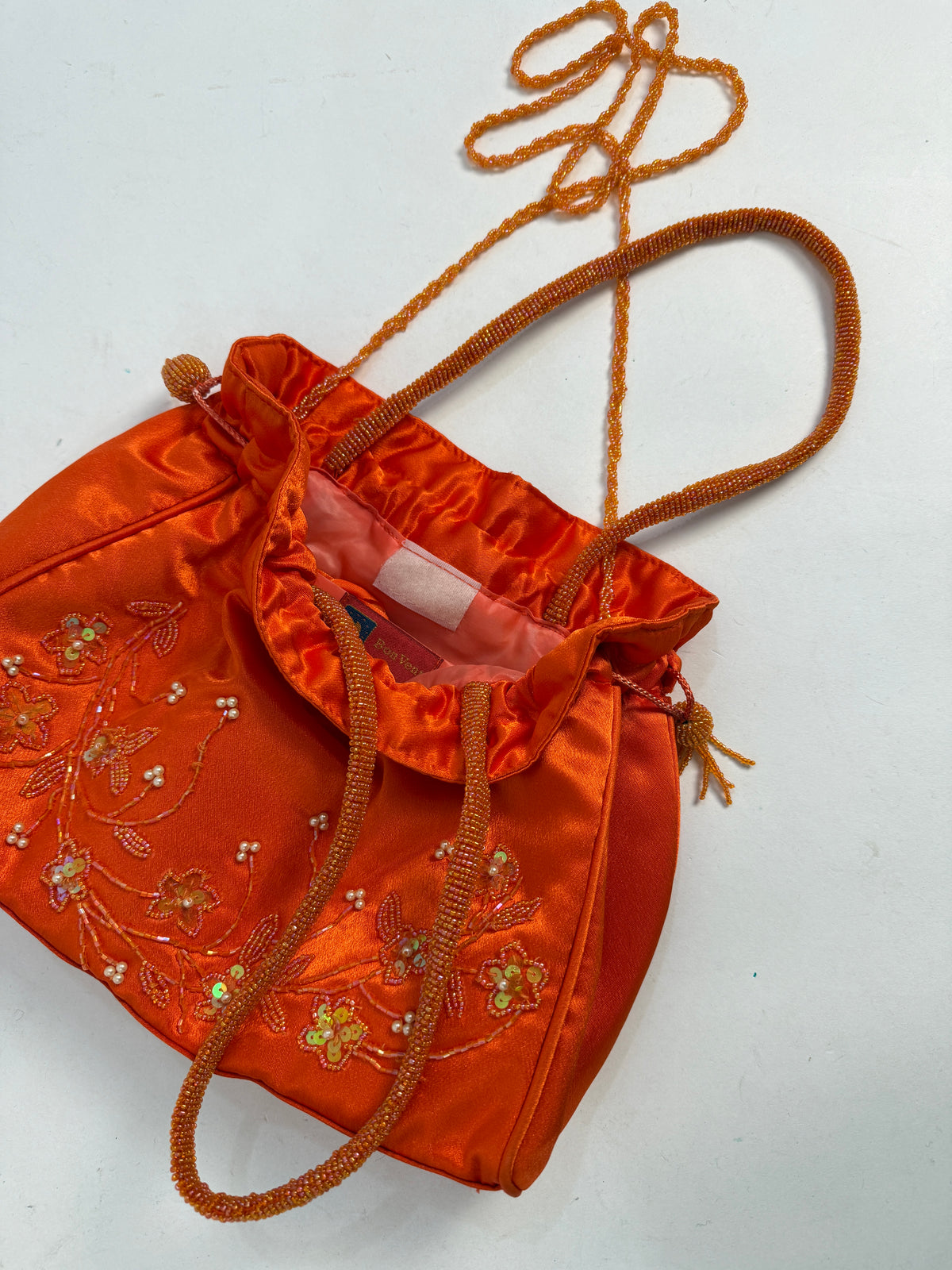 Borsa bucket bag vintage anni 90 fronte - raso arancione bruciato con ricamo floreale a mano perline avorio paillettes iridescenti bugle beads, manici seed beads arancioni