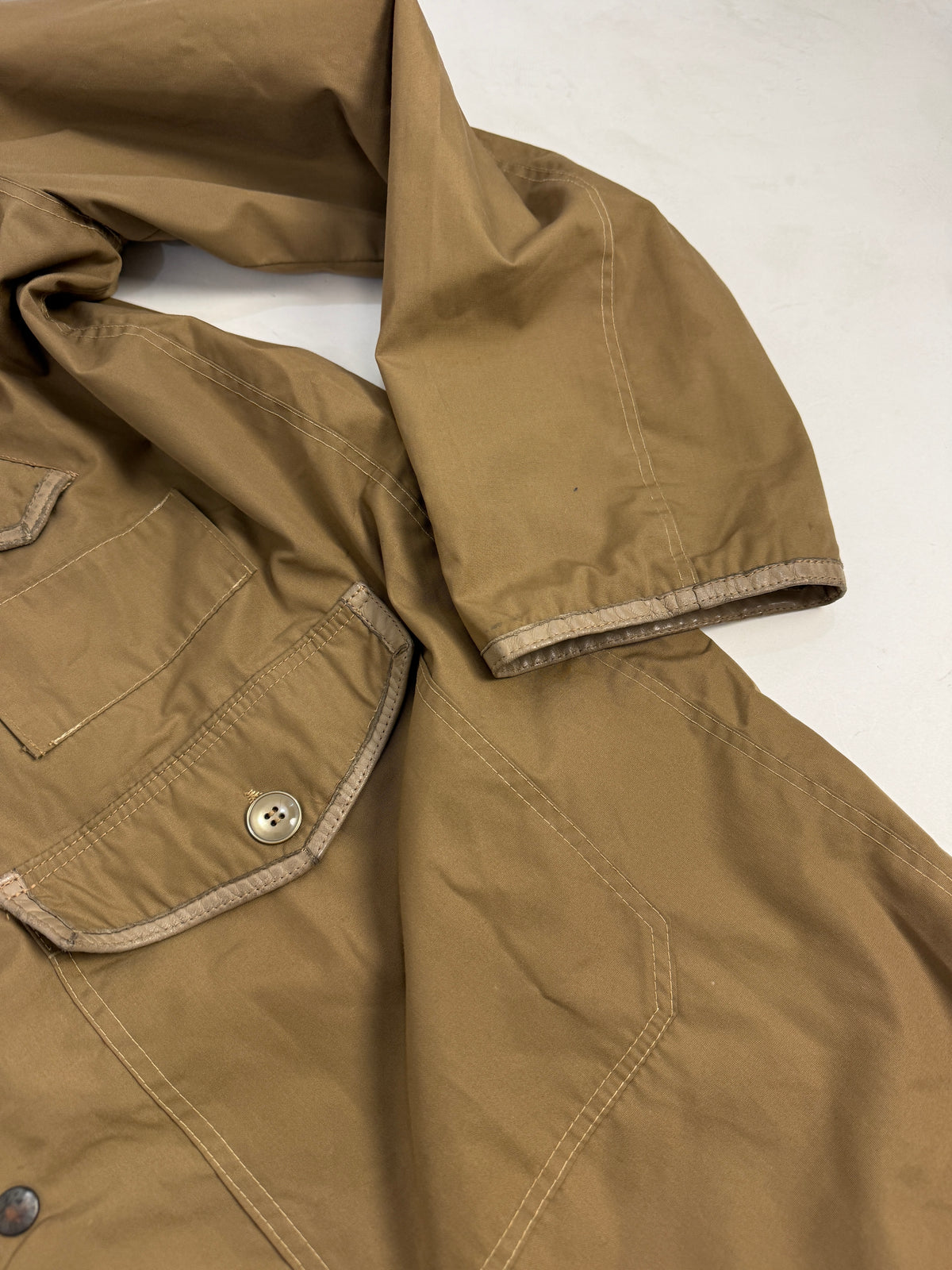 Parka khaki vintage piano aperto fronte - zip metallo dorato centrale, placca bottoni grigi 4 fori, sei tasche: cargo basse, petto con patta, mini-tasca destra, filo sinistro