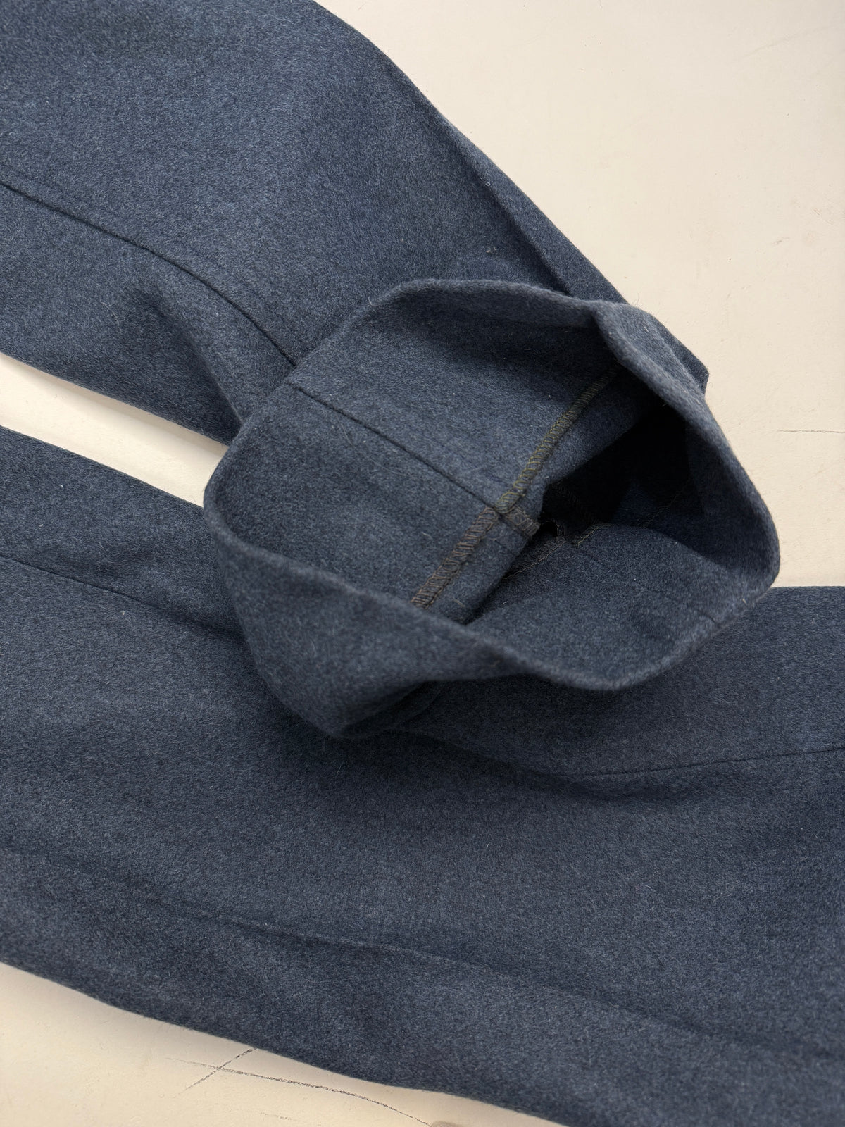 Pantaloni flare anni 70 - piano retro, tasca a toppa con bottone nero destra, passanti cintura, piega verticale gamba, tessuto flanella melange grigio antracite blu