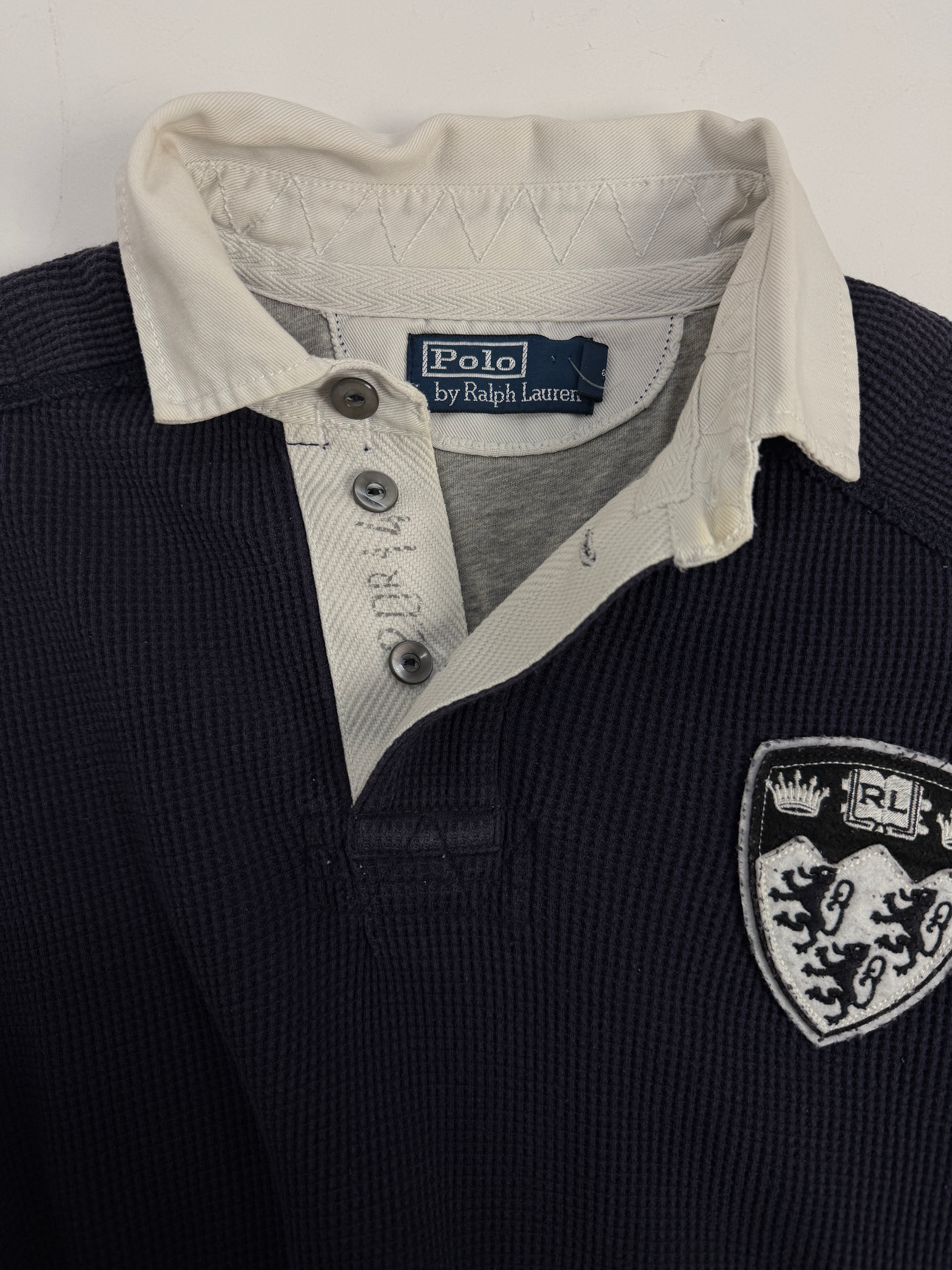 maglia polo ralph lauren indossata da uomo in cotone blu, manica lunga e colletto bianco