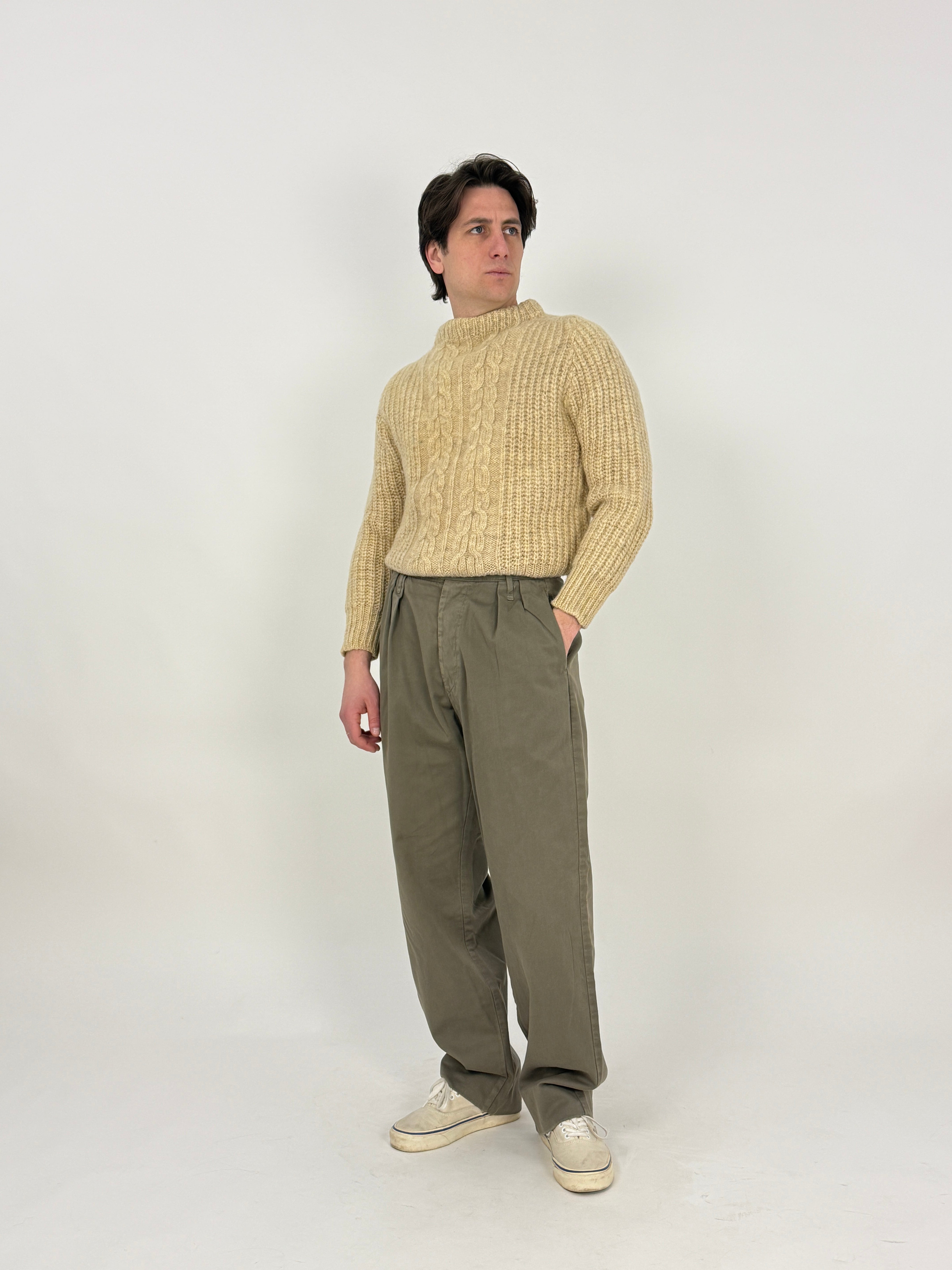 maglione indossato da uomo in lana aran color crema a trecce manica lunga e colleto