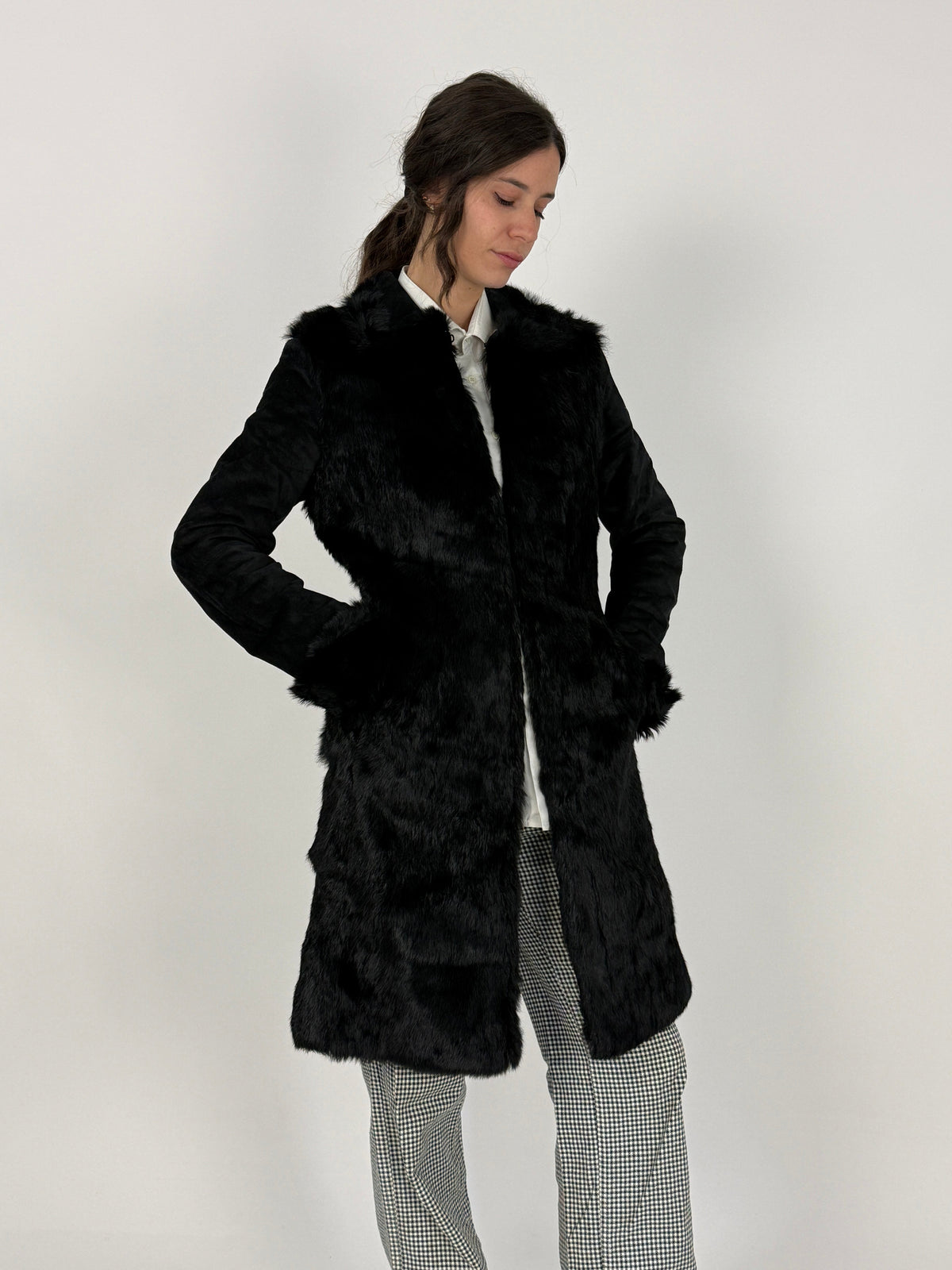 Blue Deep cappotto lapin - piano fronte chiuso, fasce orizzontali lapin rasato nero, colletto revers pelo lungo chiuso, polsini risvolto pelo lungo, orlo decorativo pelo lungo