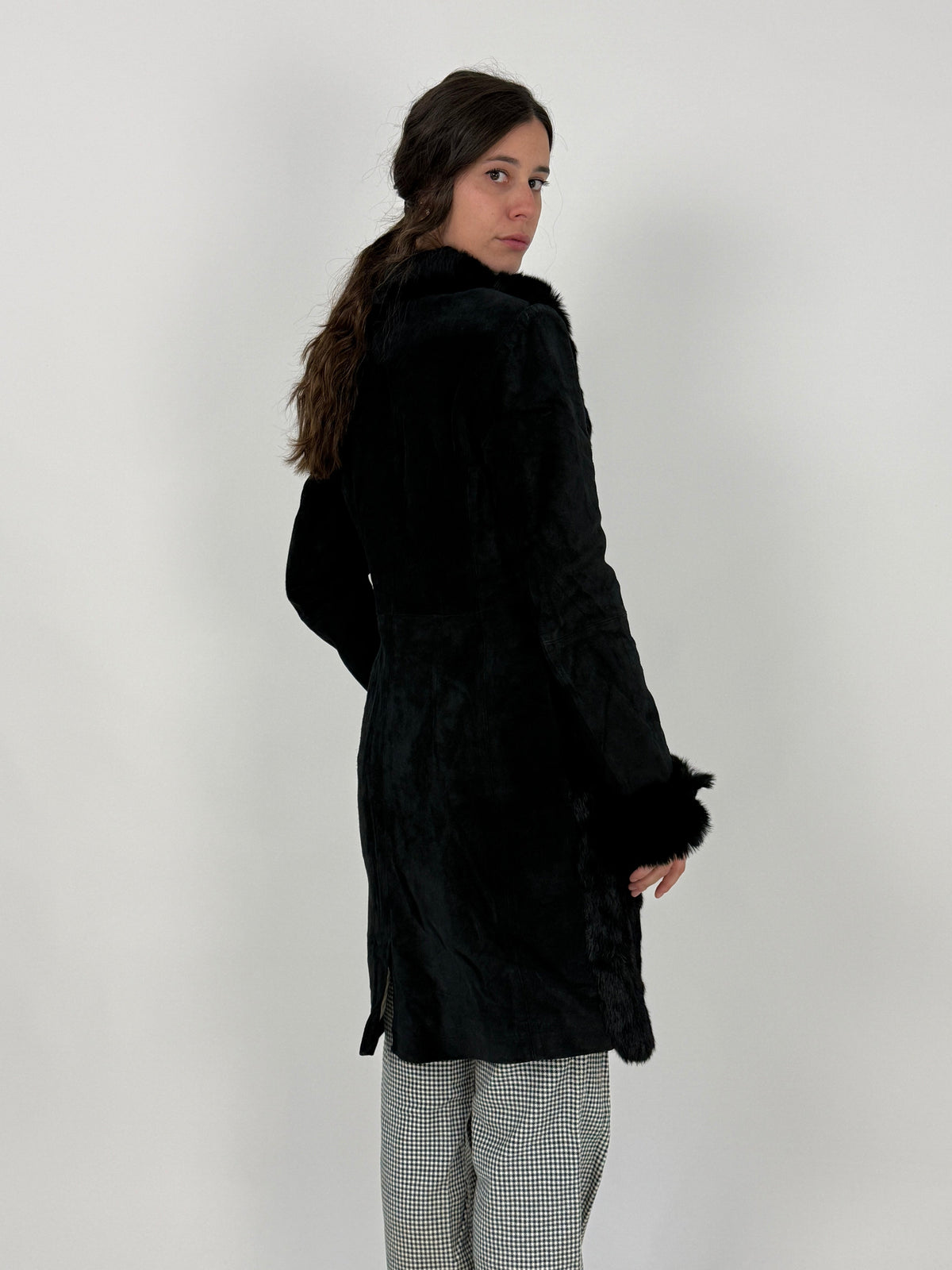 Dettaglio colletto e etichetta Blue Deep - colletto revers pelo lungo soffice nero, etichetta brand BLUE DEEP registrato su fondo khaki bordo dentellato, fodera righe avorio, suede nero retro colletto