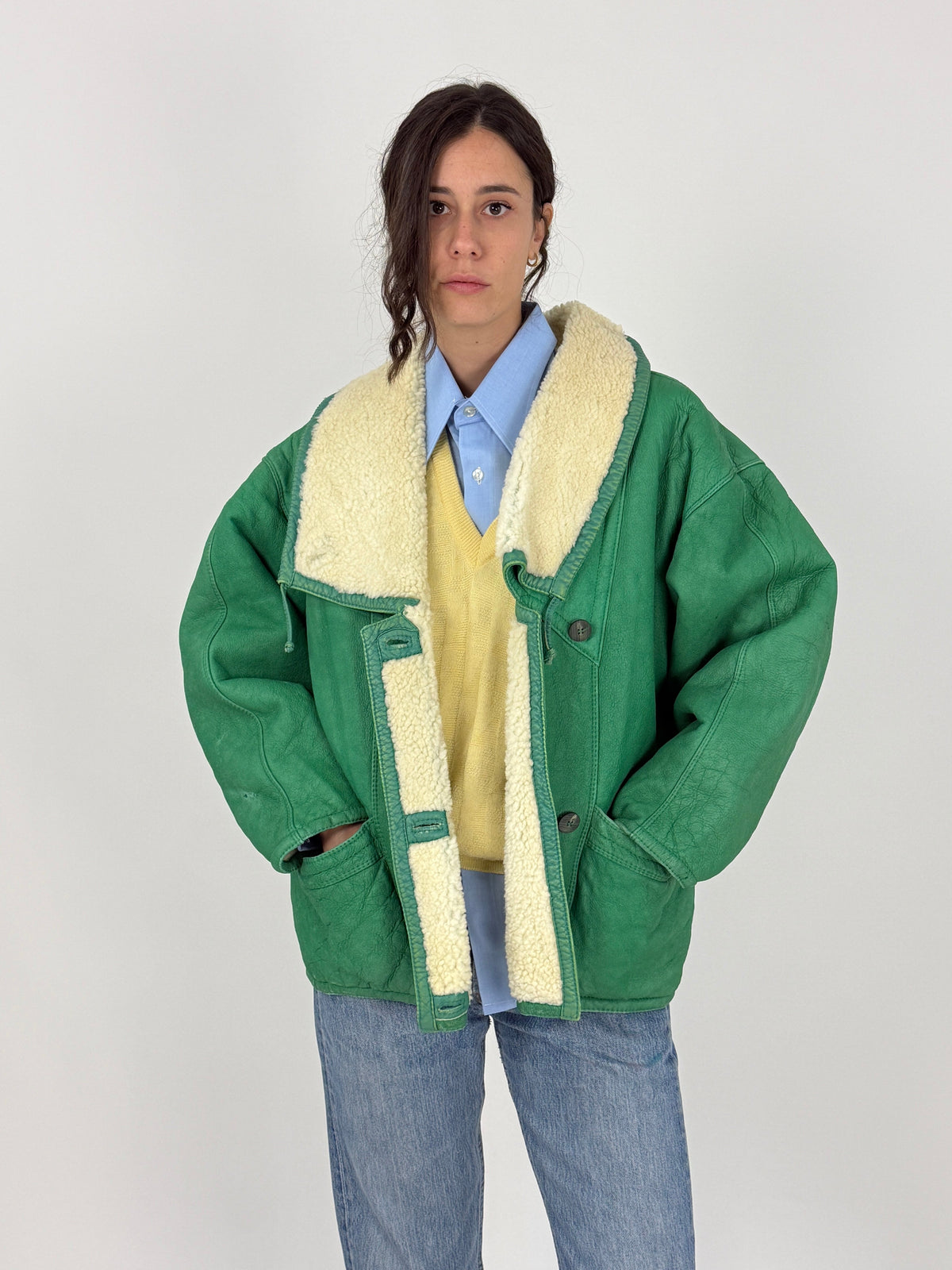 Scout Shearling giacca montone verde kelly vintage - fronte indossato, pelle agnello verde kelly, colletto revers ampio shearling avorio riccio, taglia L Made in Italy