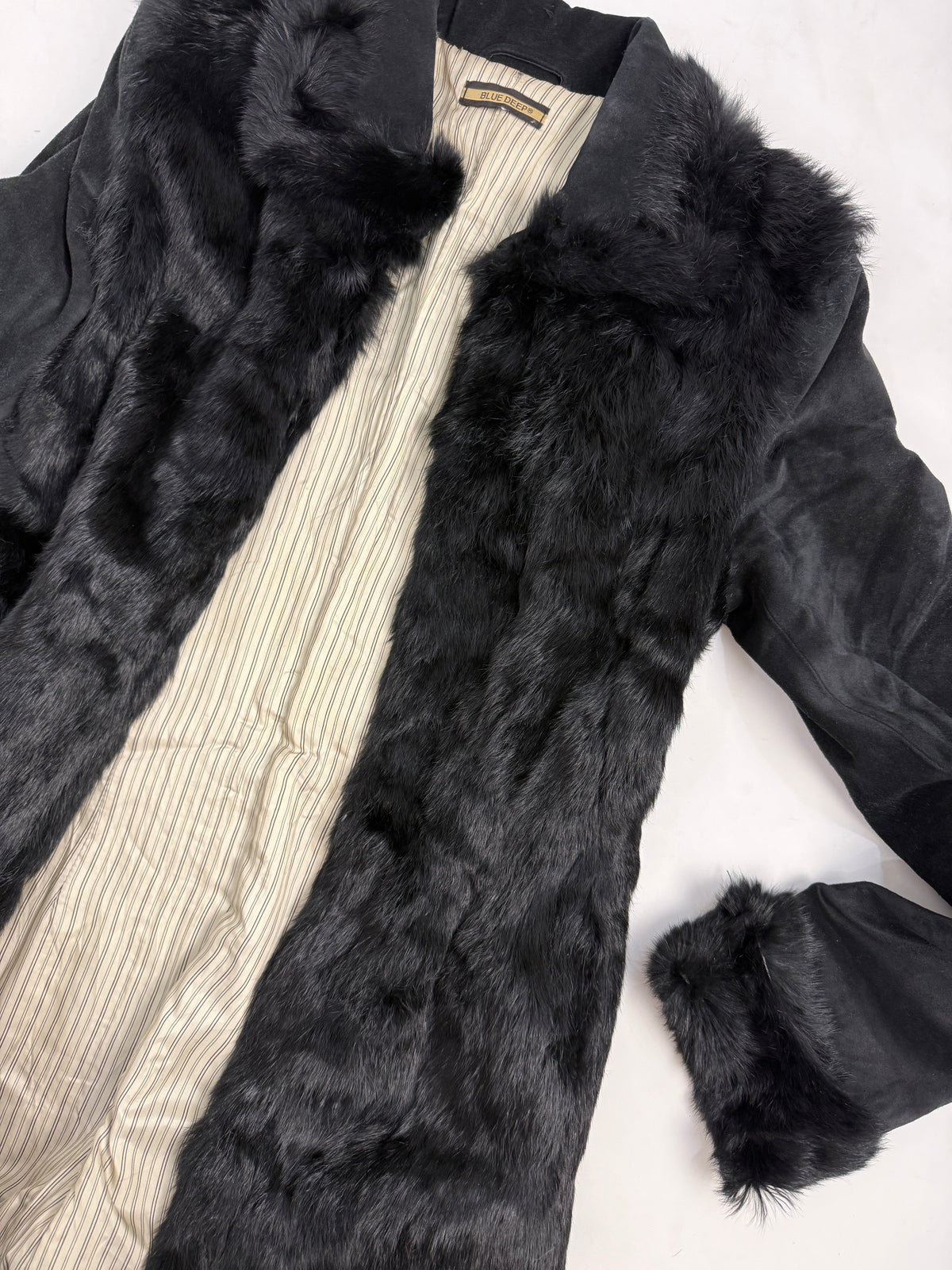 Blue Deep cappotto lapin nero vintage anni 80 - fronte indossato aperto, pelliccia rasata corpo, colletto revers pelo lungo vaporoso, tasche a filo, lunghezza ginocchio cm 97, taglia M