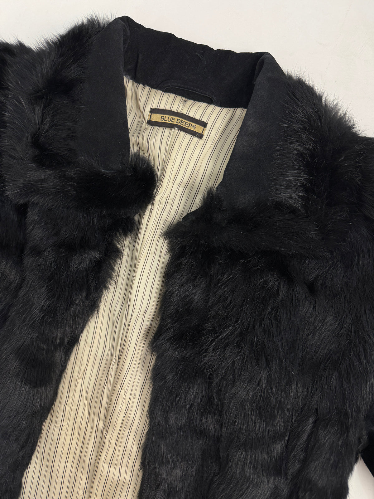Blue Deep cappotto pelliccia - fronte indossato frontale, lapin rasato nero a fasce orizzontali, colletto pelo lungo, polsini pelo lungo, orlo pelo lungo, silhouette straight