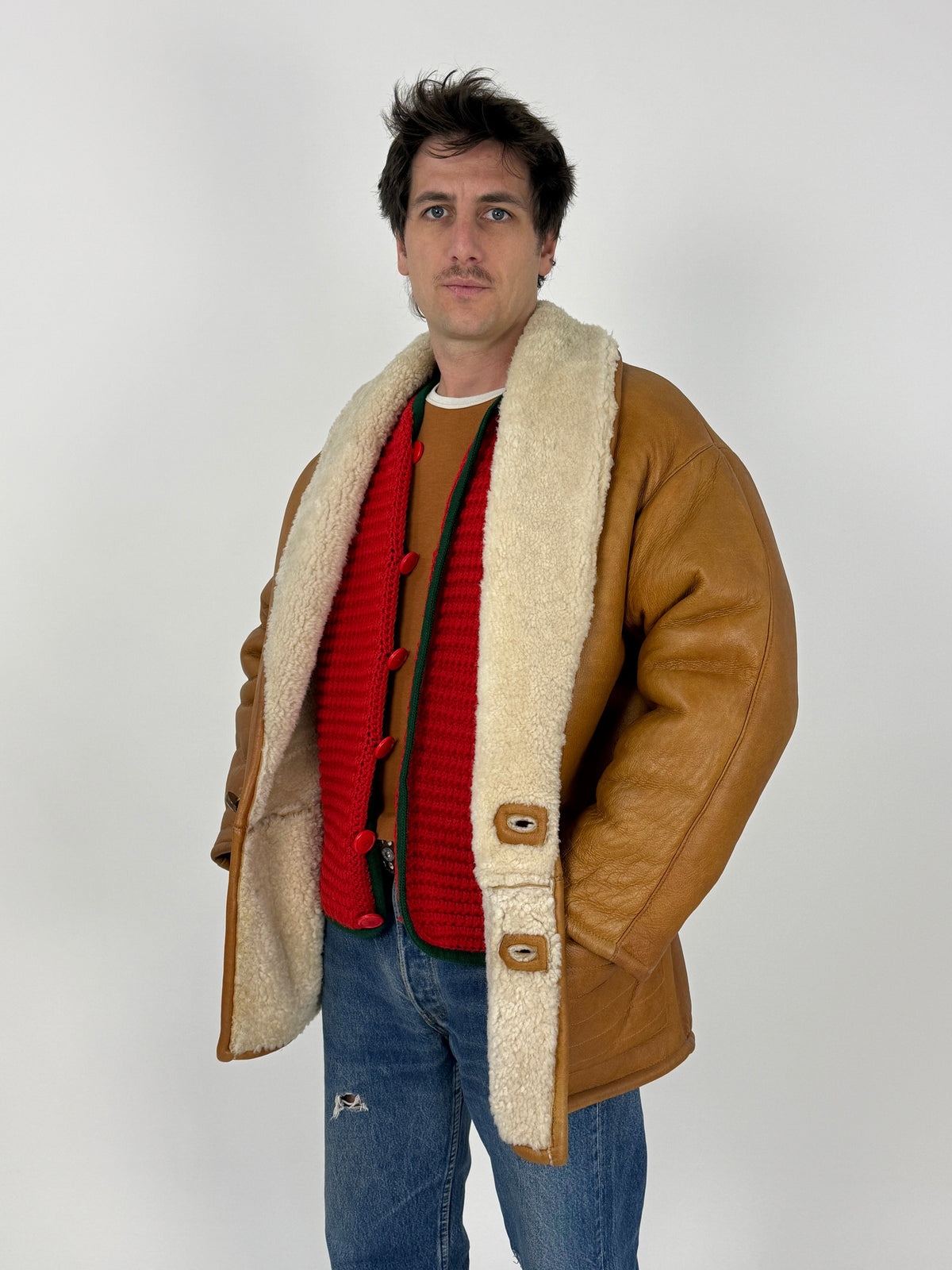 Giacca montone retro indossato - yoke posteriore cucitura orizzontale, pannelli verticali e cucitura centrale corpo, tasca toppa posteriore destra insolita, suede cognac craquelure pronunciato
