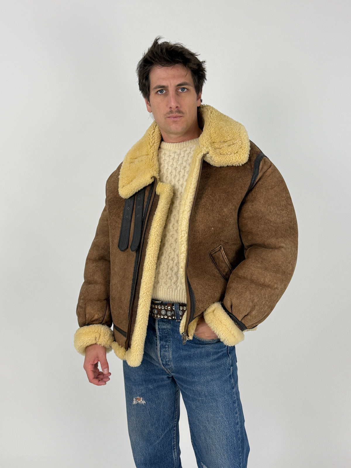 Avirex USA B-3 vintage - tre quarti indossato aperto, silhouette bomber corta cm 67, polsini risvolto shearling avorio, bordi pelle nera goffrata su suede tabacco cognac