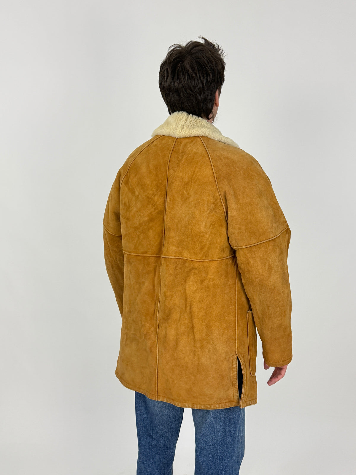 Piano aperta fronte - suede montone butterscotch senape, shearling pelo lungo riccio bianco avorio interno, colletto scialle shearling riccio, quattro bottoni resina cuoio, cuciture a vista tabacco, tasche toppa