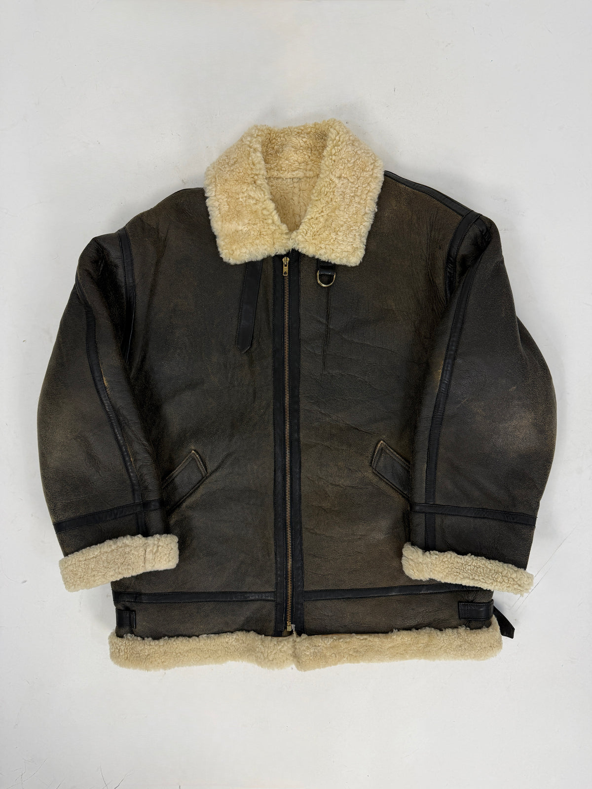 Dettaglio etichetta interna Menichelli - brand italiano serif bianco su etichetta rettangolare nera bordo ornamentale, shearling riccio bouclé bianco avorio denso volumetrico primo piano
