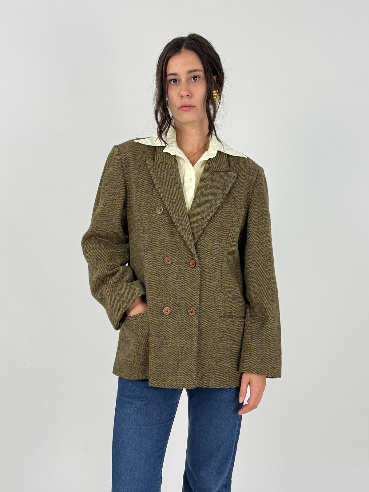 Blazer doppiopetto tweed herringbone verde oliva kaki vintage anni 80 - frontale indossato aperto, revers lancia, pattern spigato filati senape marrone nero, taglia 44/L donna