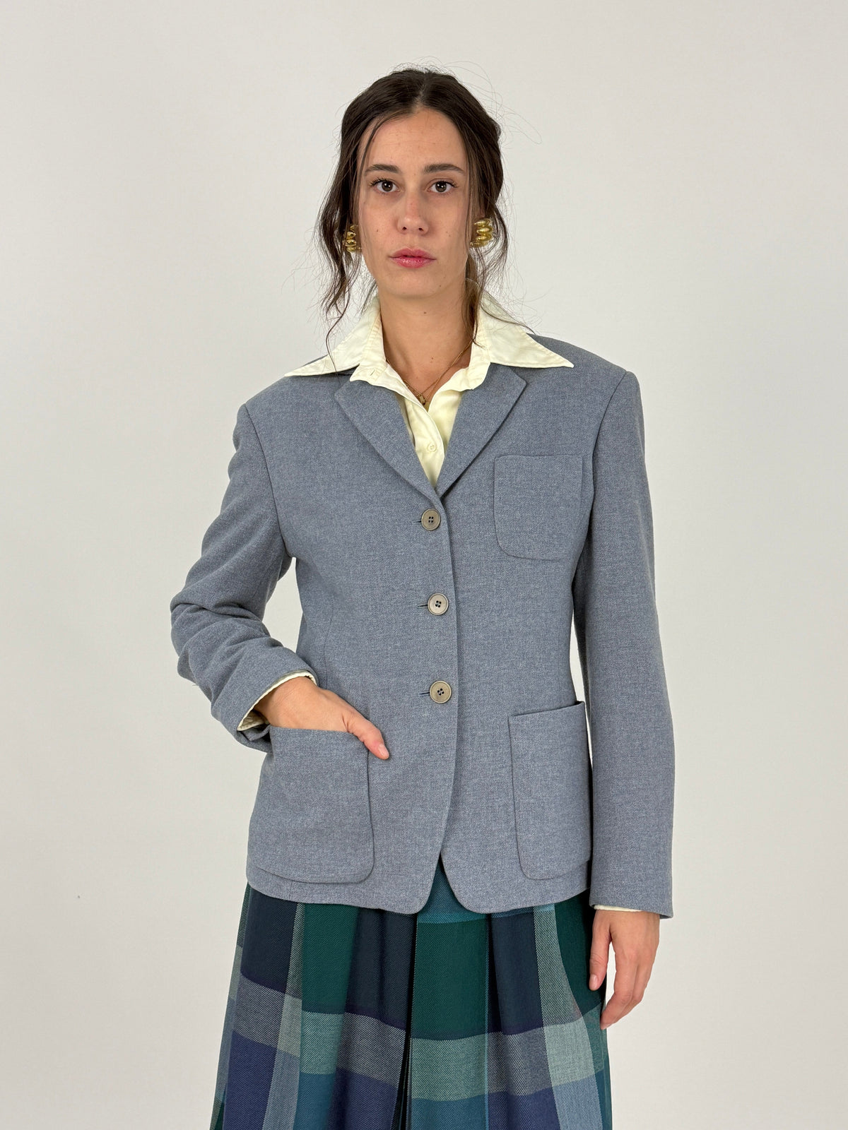 Max Mara blazer - retro indossato, silhouette slim spalle strutturate vita segnata cuciture posteriori, polsini 3 bottoni decorativi, lunghezza cm 68 fianco, tessuto misto lana carta da zucchero