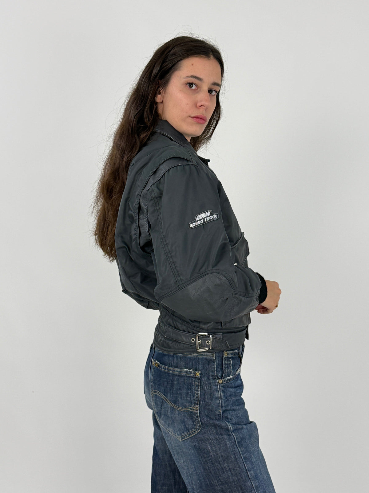 Speed Mode giubbotto moto - frontale aperto indossato, zip centrale argento aperta, colletto camicia pelle abbassato, fodera trapuntata mauve visibile, tasca petto sinistra