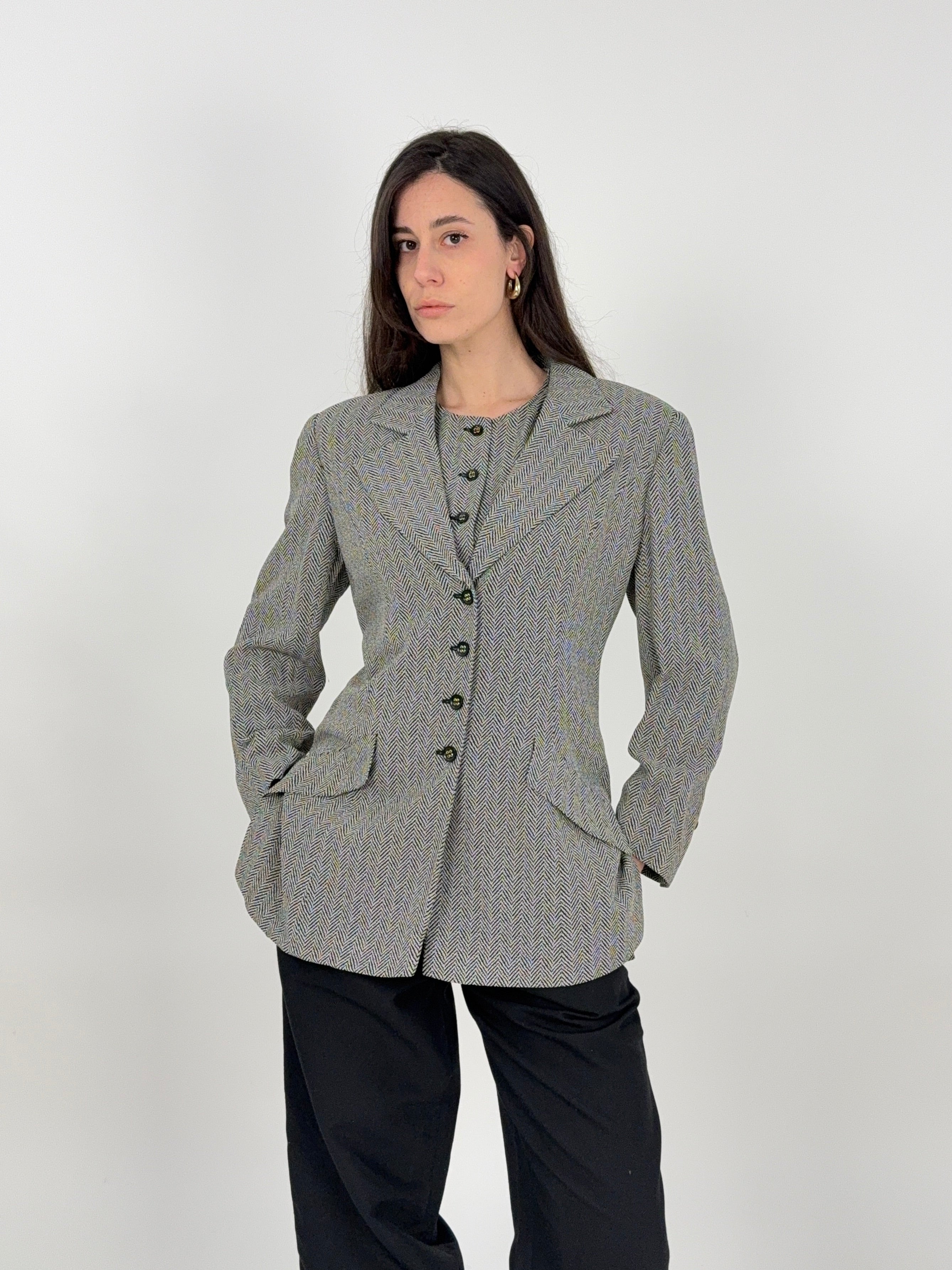 se-coordinato-indossato-sulla-modella-giacca-e-top-valentino-in-tessuto-spigato-bianco-e-nero