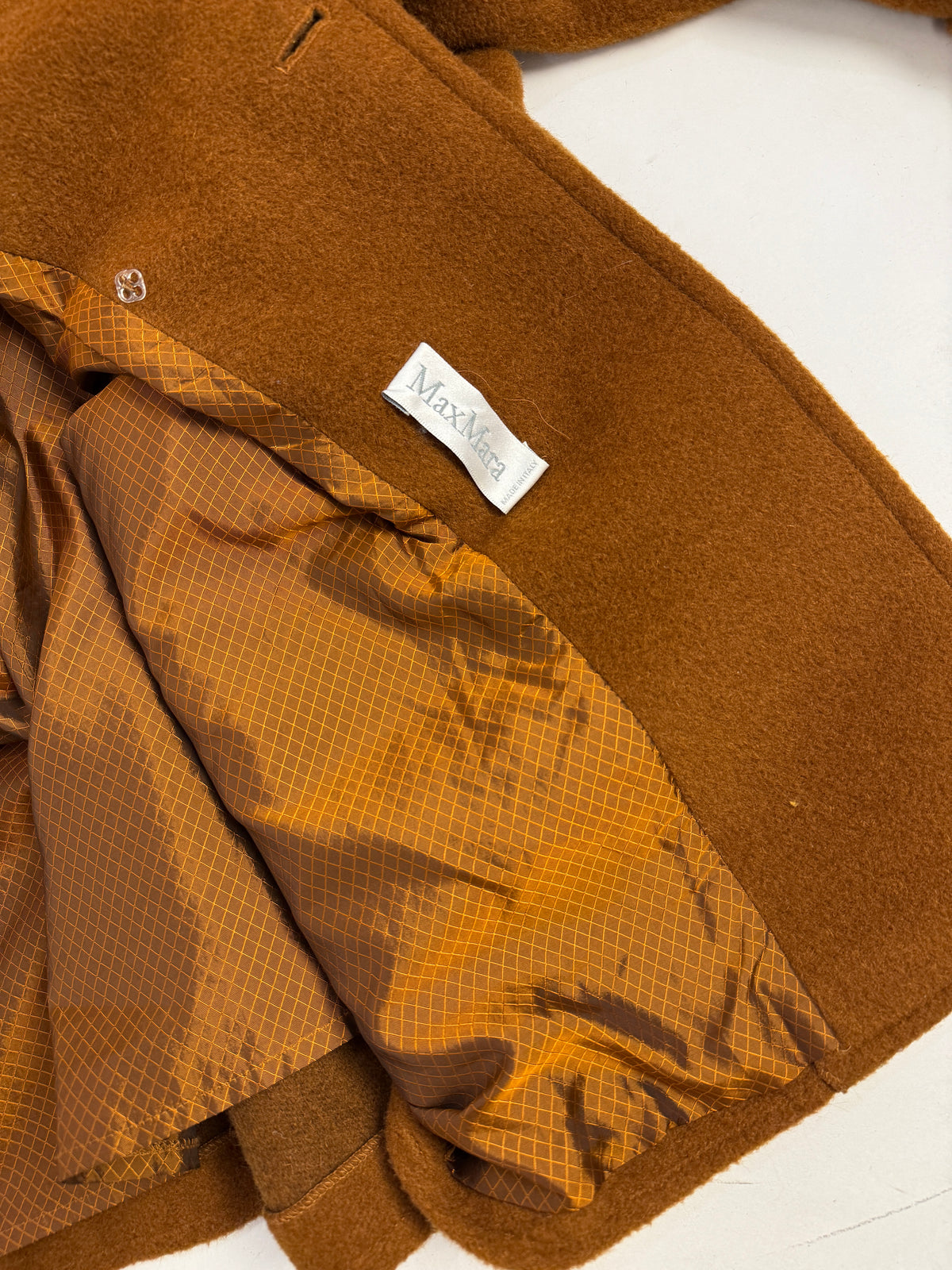 Interno aperto piano - fodera taffetà jacquard micro-quadri color ocra/ambra/oro completa corpo, etichetta MaxMara bianca, bottone snap pressione interno argento, qualità costruttiva archivio anni 80