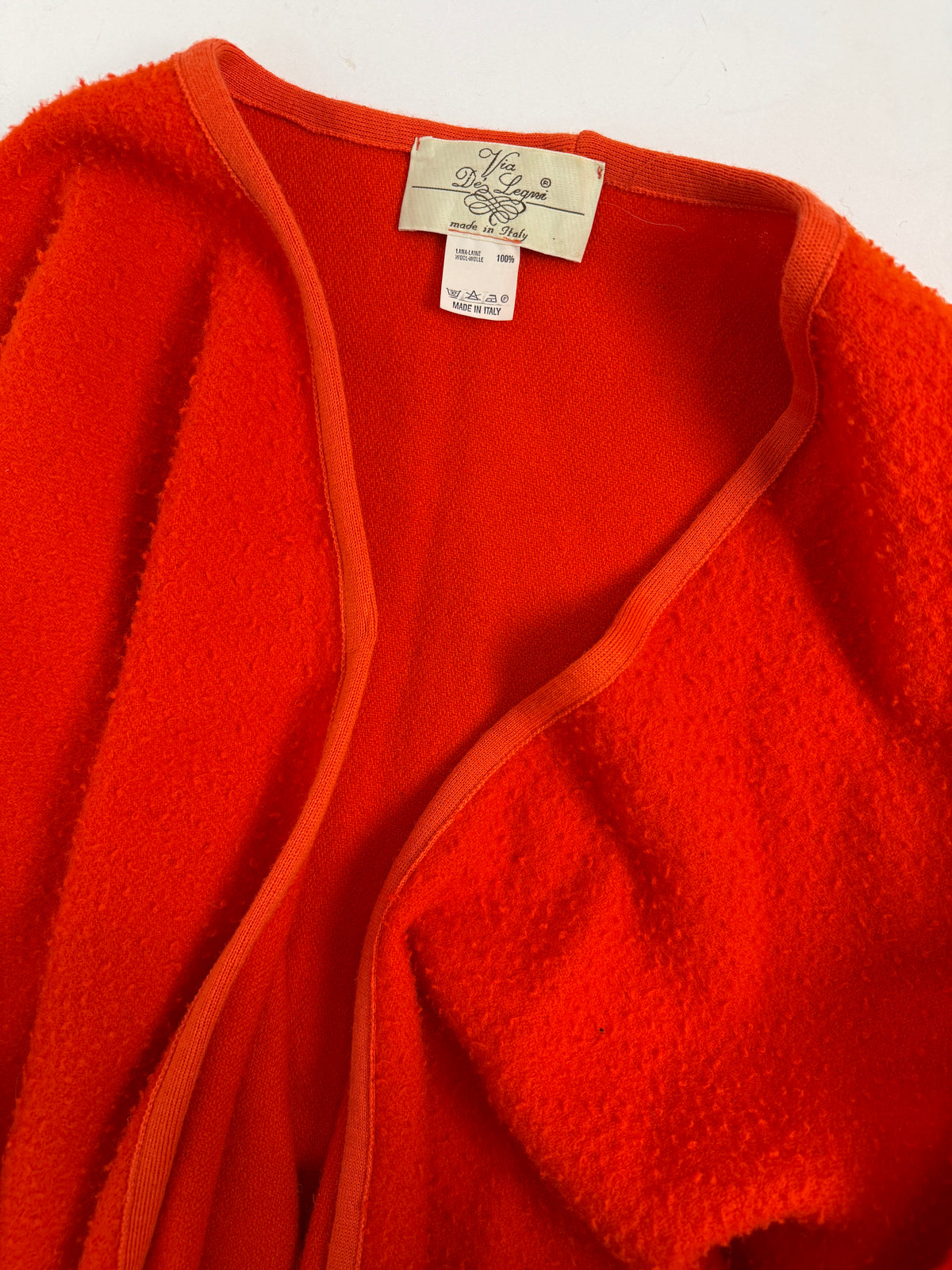 Mantella cape vermiglio - retro indossata, caduta circolare uniforme spalla cm 80, lana bouclé superficie strutturata, silhouette cape intera retro