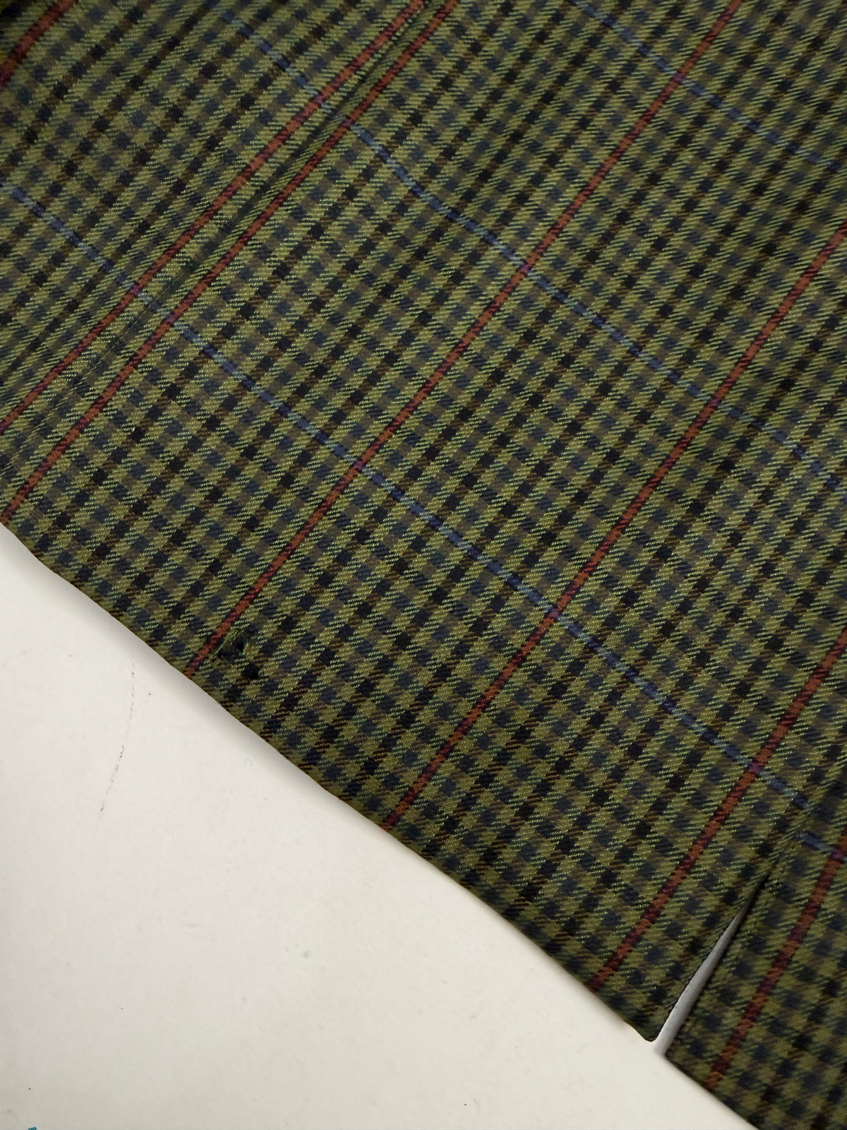 Dettaglio rever e tessuto della giacca Forester Made in Italy
