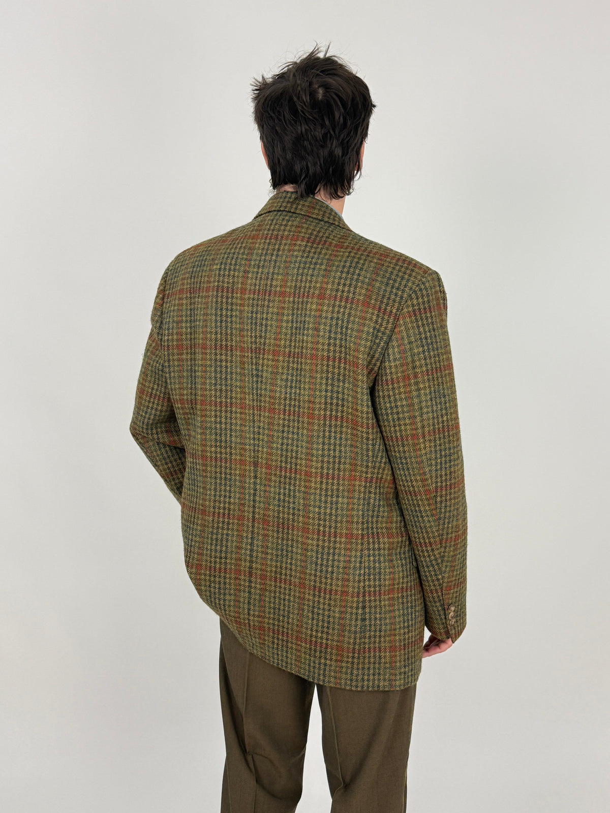 Giacca Henry Cotton’s in Donegal Tweed verde e marrone, vista posteriore