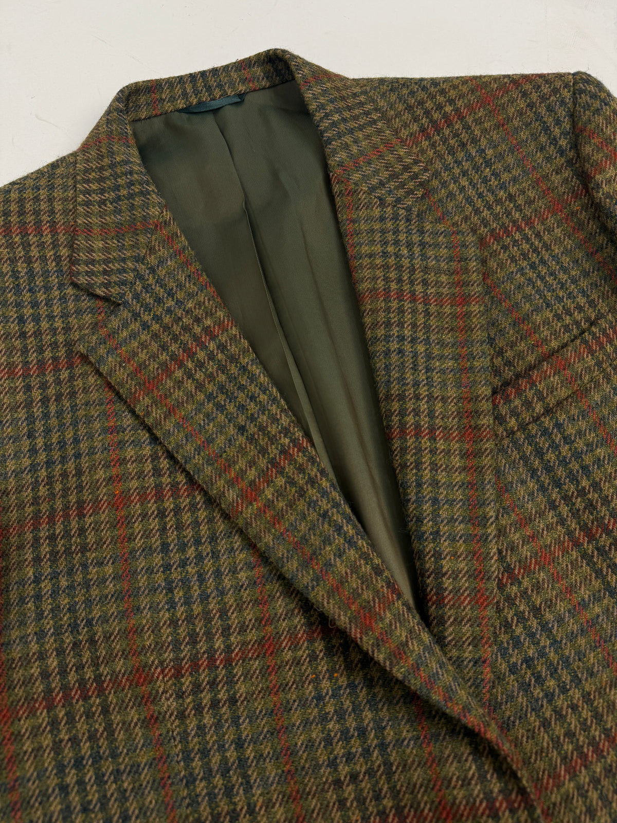 Giacca Henry Cotton’s in tweed indossata, vista frontale