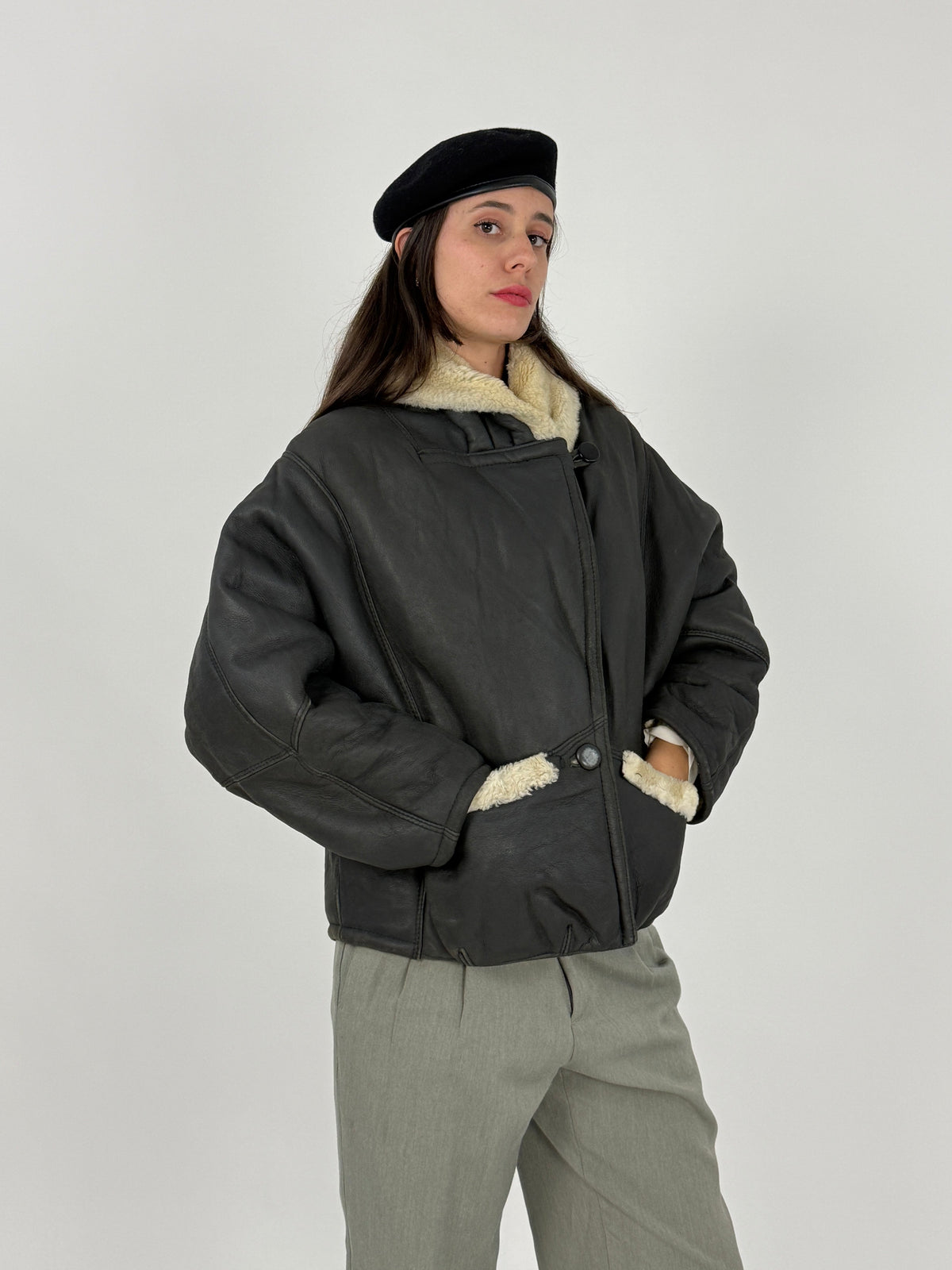 Shearling nero con collo chiuso e cinturini
