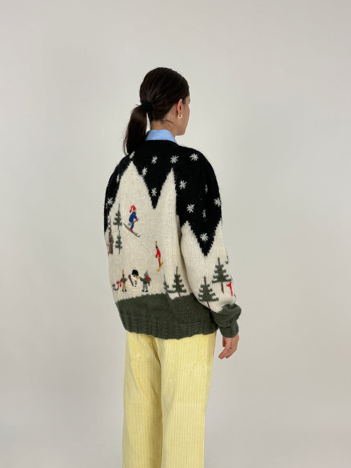 Cardigan in lana con ricami di sciatori indossato
