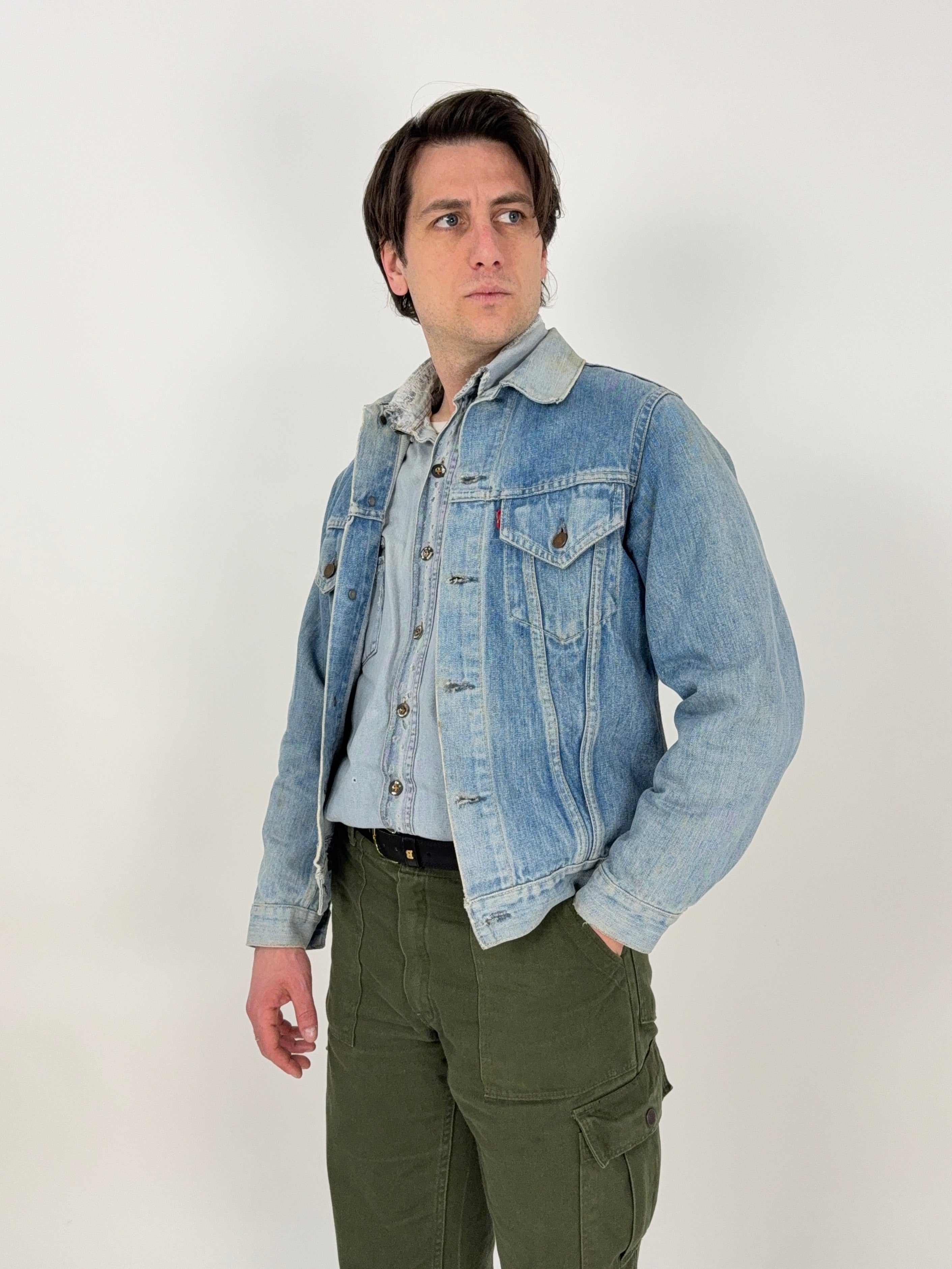 levi' s type 3 in denim vissuto blu indossato su uomo taglia s/m