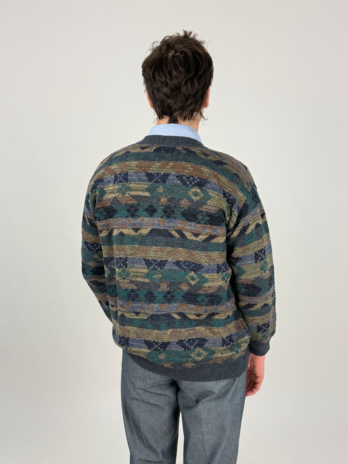 Cardigan Youngline in lana indossato abbottonato