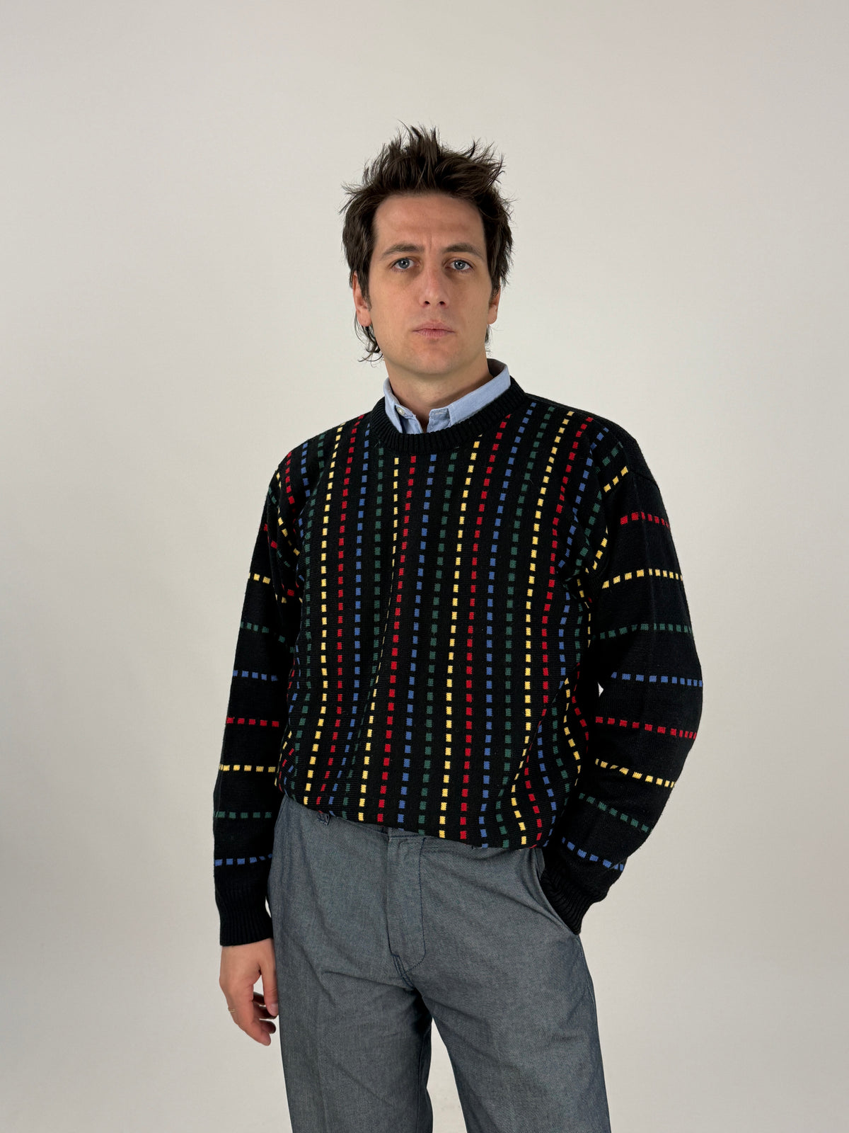 Maglione vintage nero multicolore taglia M, vista frontale indossato