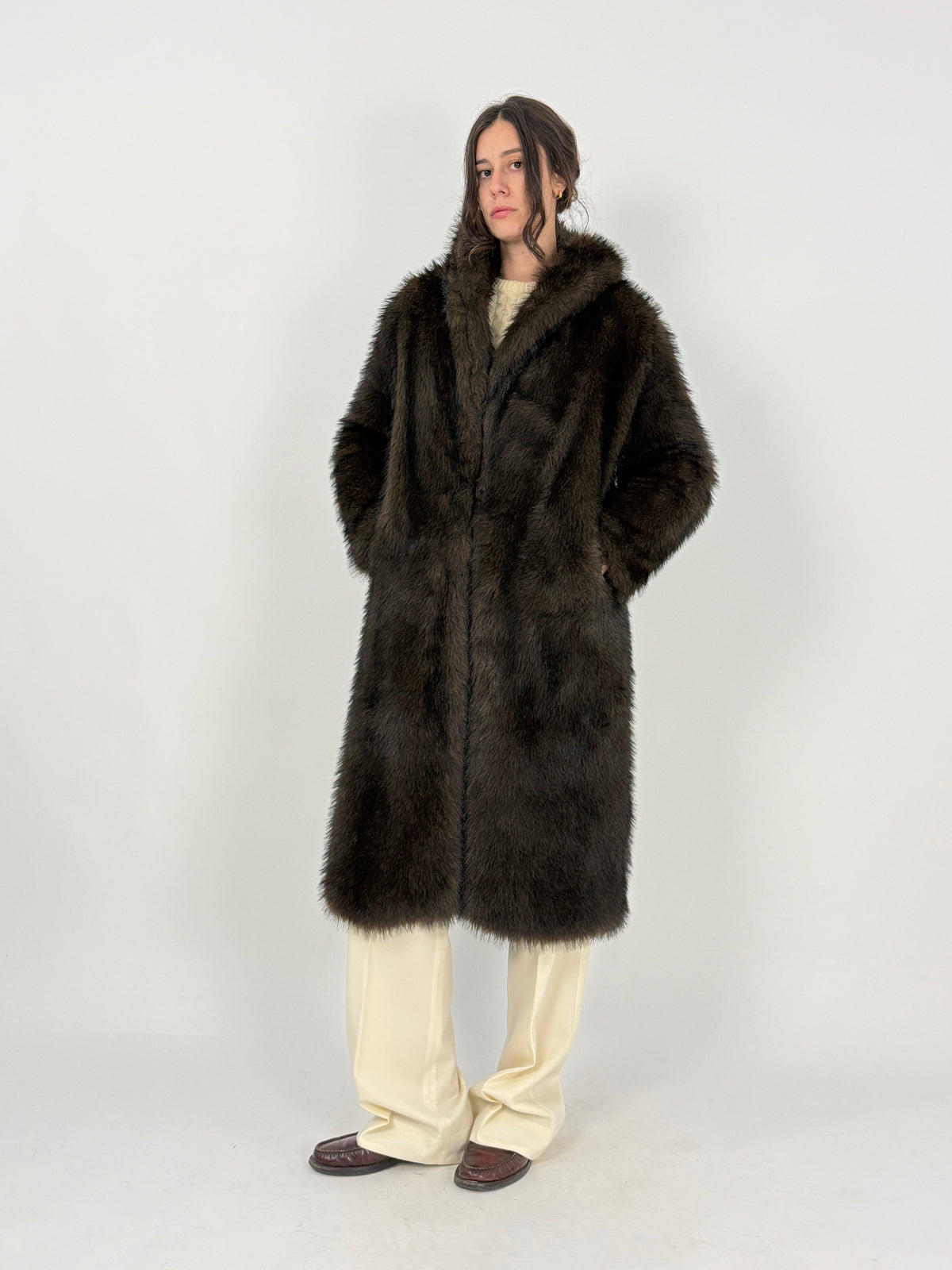 Cappotto in ecopelliccia marrone accostato sul davanti
