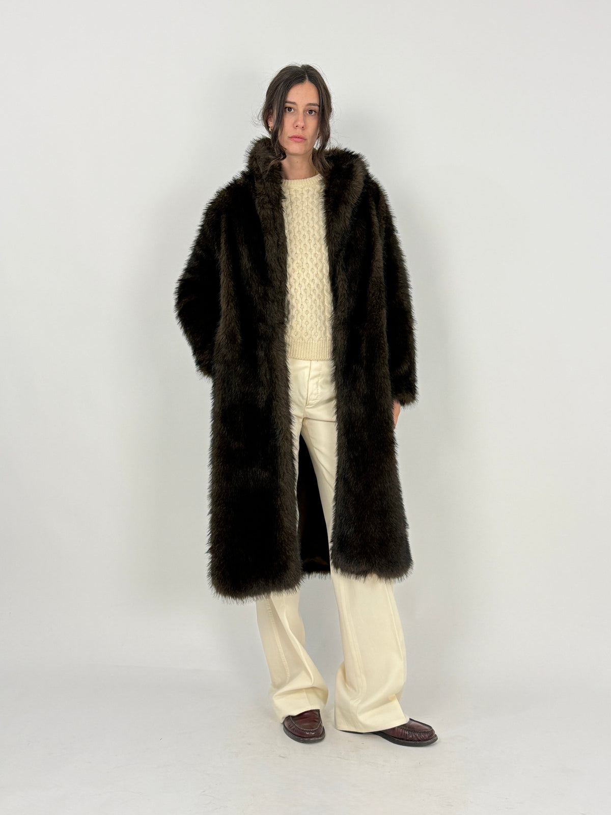 Cappotto in ecopelliccia marrone, vista posteriore