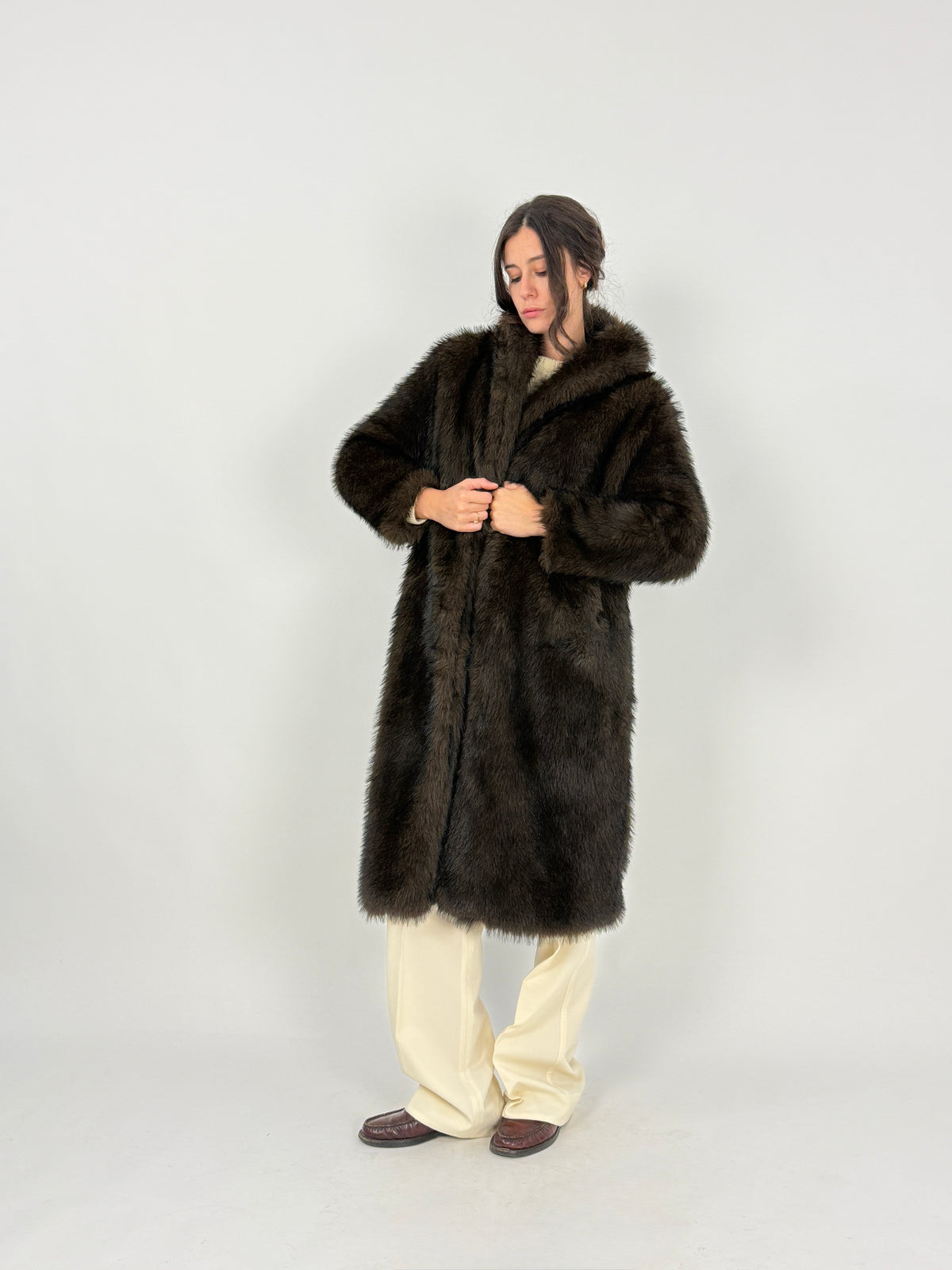 Cappotto in ecopelliccia marrone indossato aperto