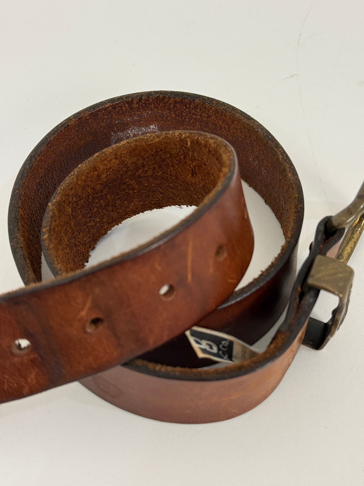 Cintura Levi’s marrone con fibbia color ottone e passante decorato