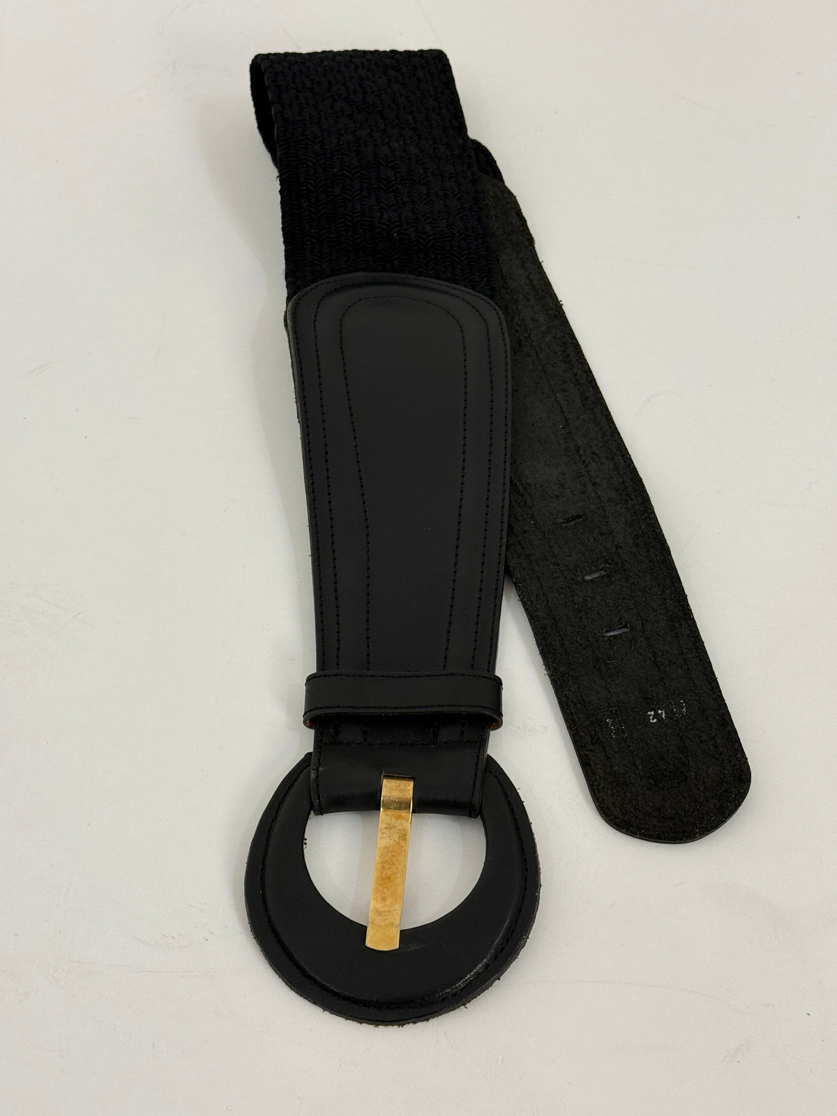 Dettaglio del tessuto e delle cuciture della cintura vintage nera
