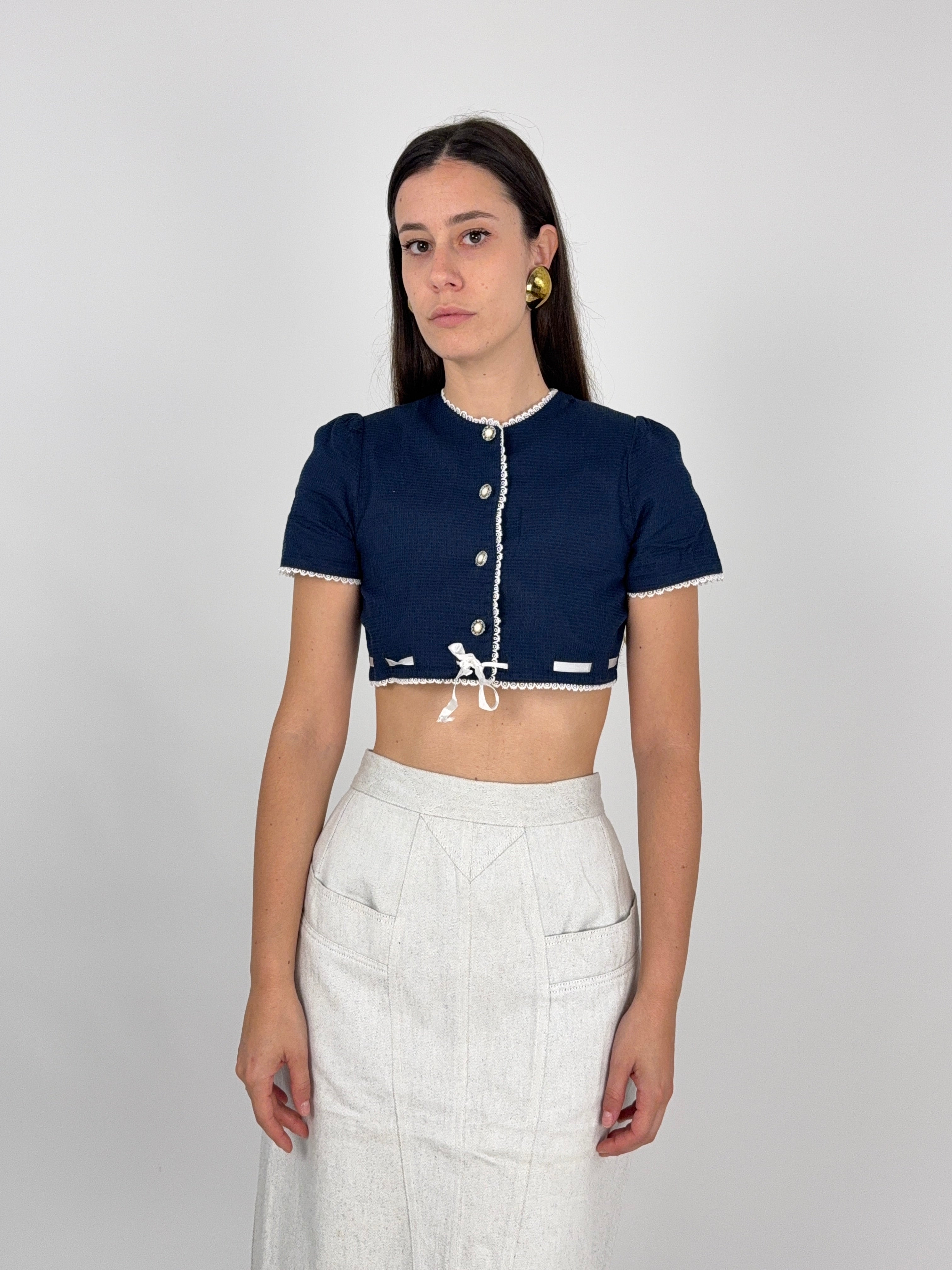 top crop blu navy con bordo in merletti bianco da donna vintage abbinato ad una gonna denim color ghiaccio di fendi anni '80