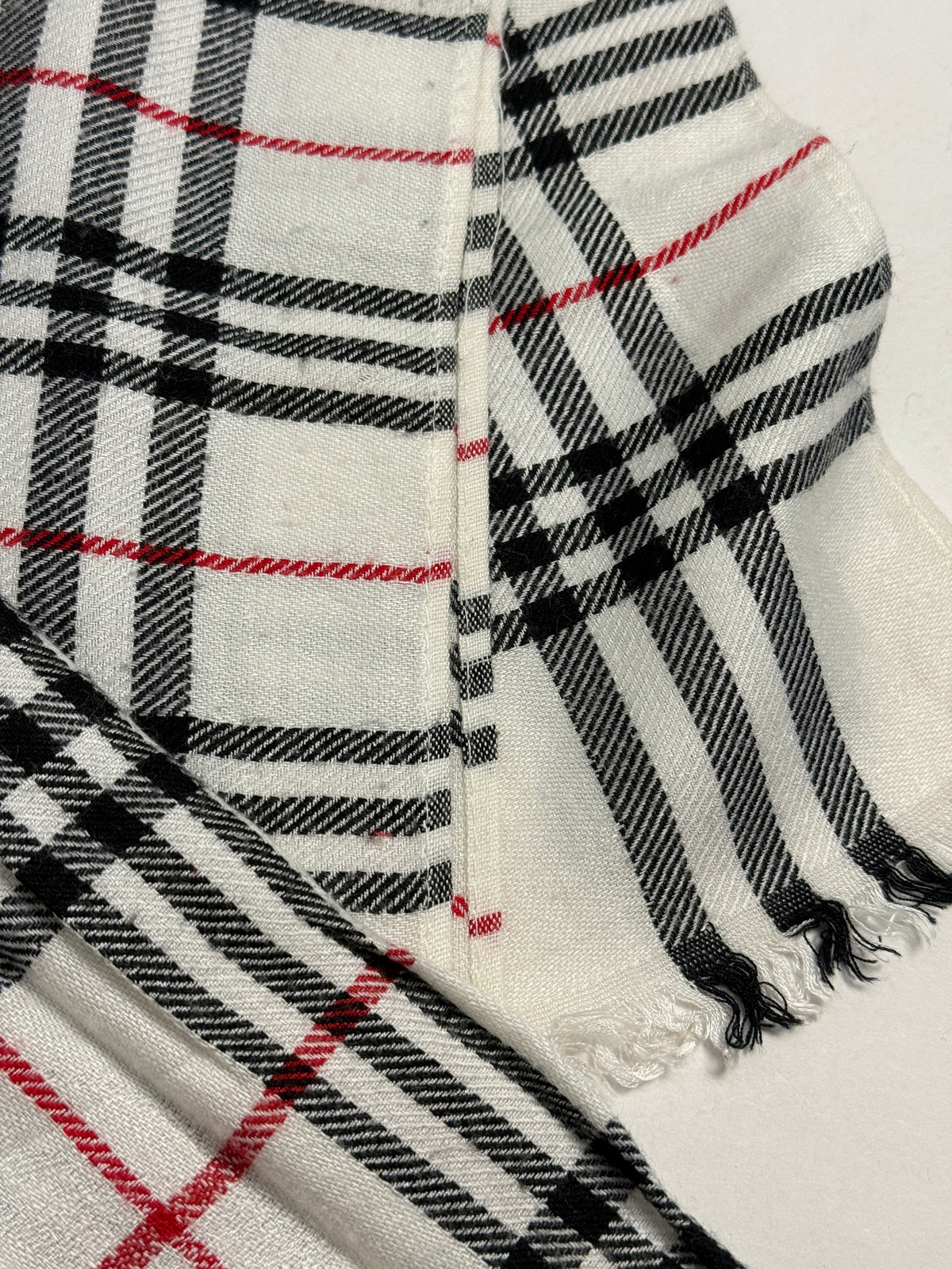 Dettaglio della tessitura in cashmere e delle frange