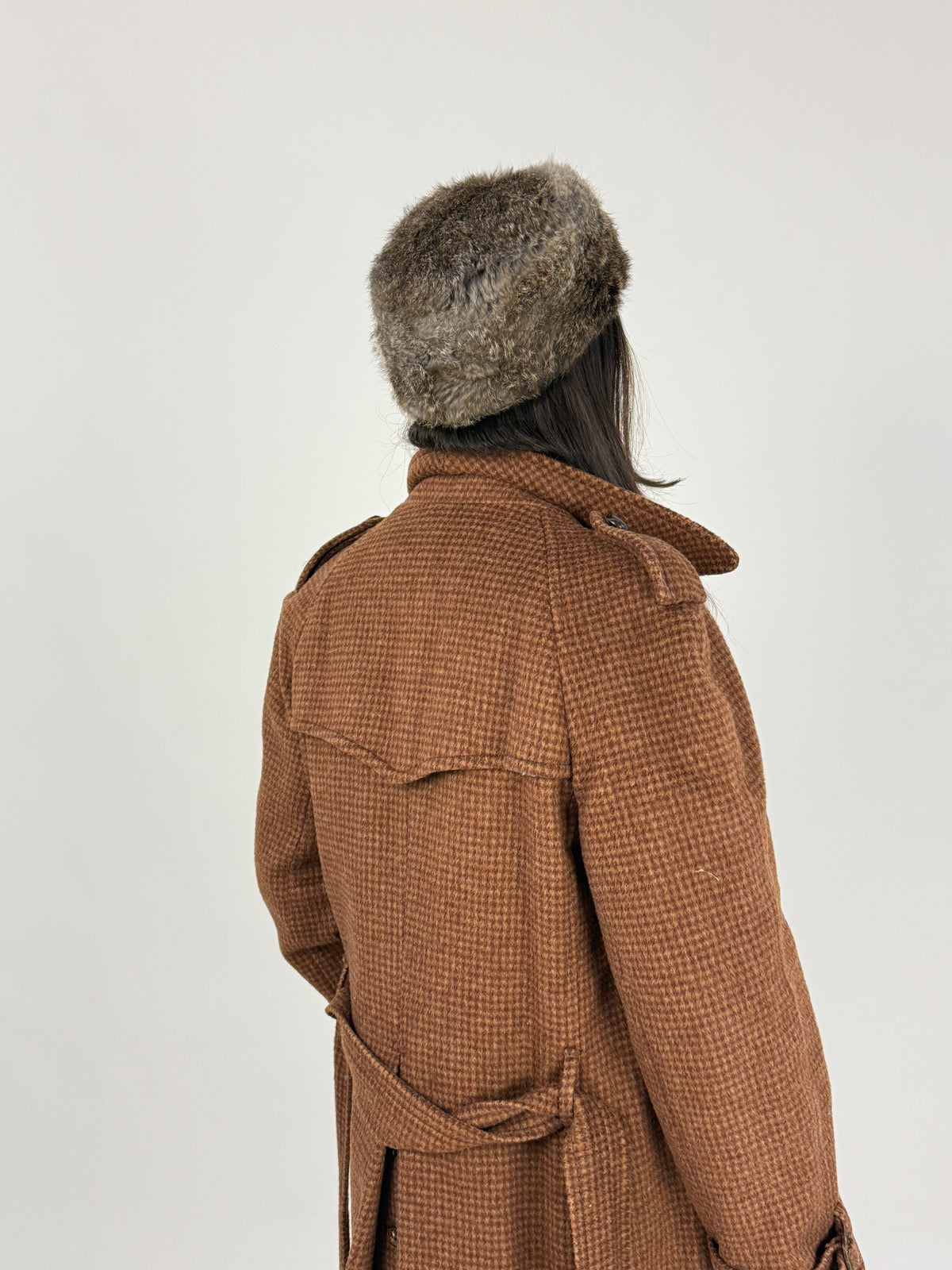 Colbacco Crown Cap bruno-grigio indossato, vista posteriore