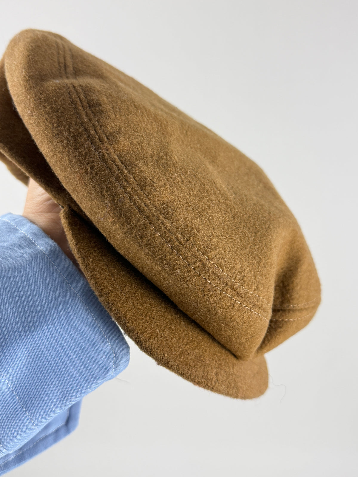 Interno foderato della coppola con etichetta Alpaca and Wool