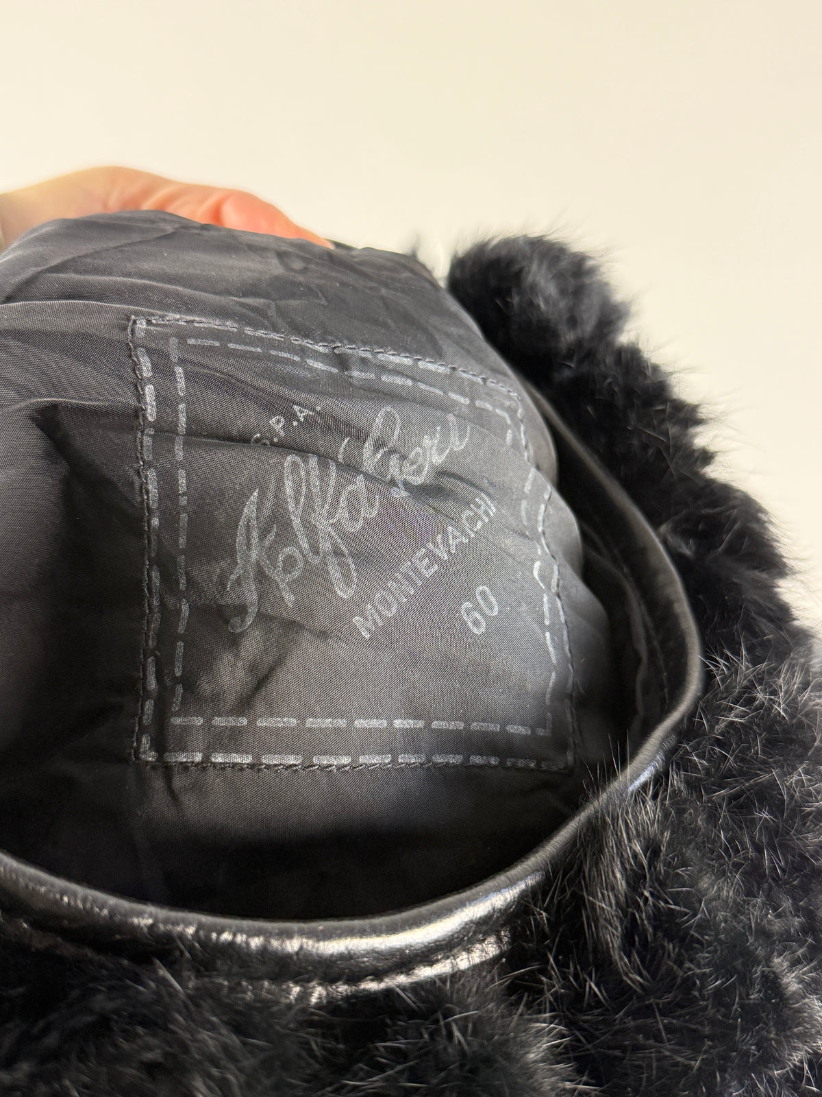 Calotta liscia e bordo a sezioni arrotondate del cappello vintage