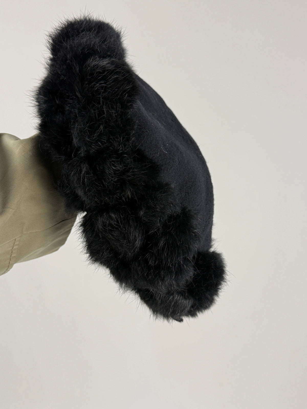 Interno foderato e fascia perimetrale del cappello nero