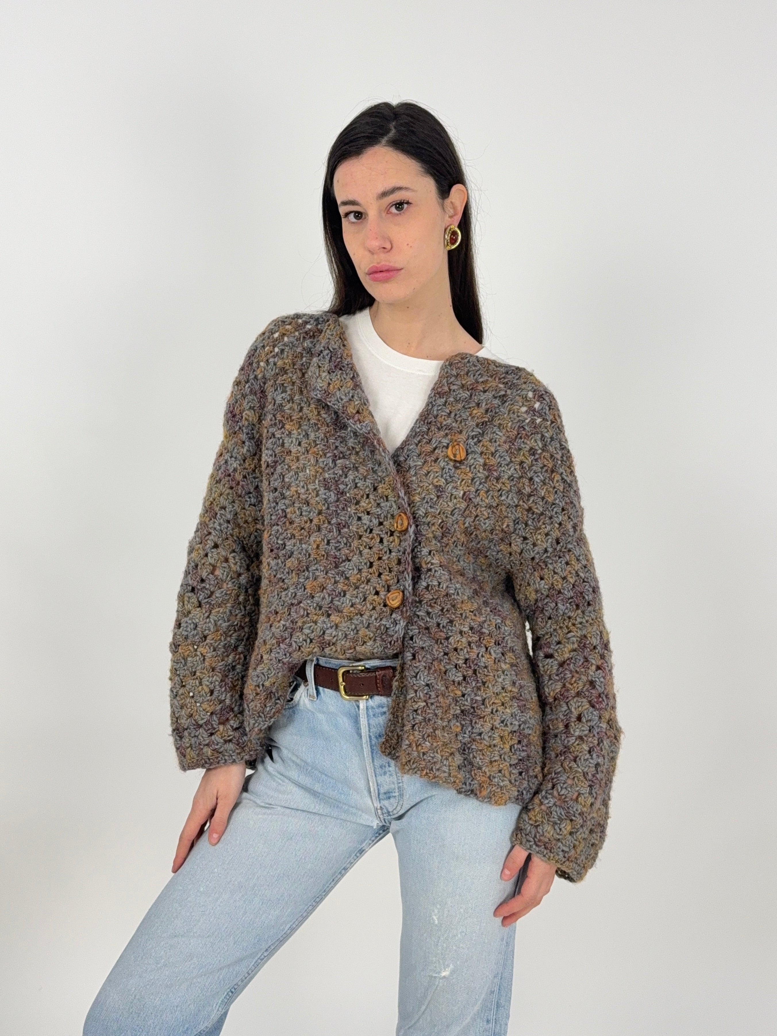 cardigan fatto a mano in lana spessa da donna indossato sulla modella con jeans e cintura in pelle marrone