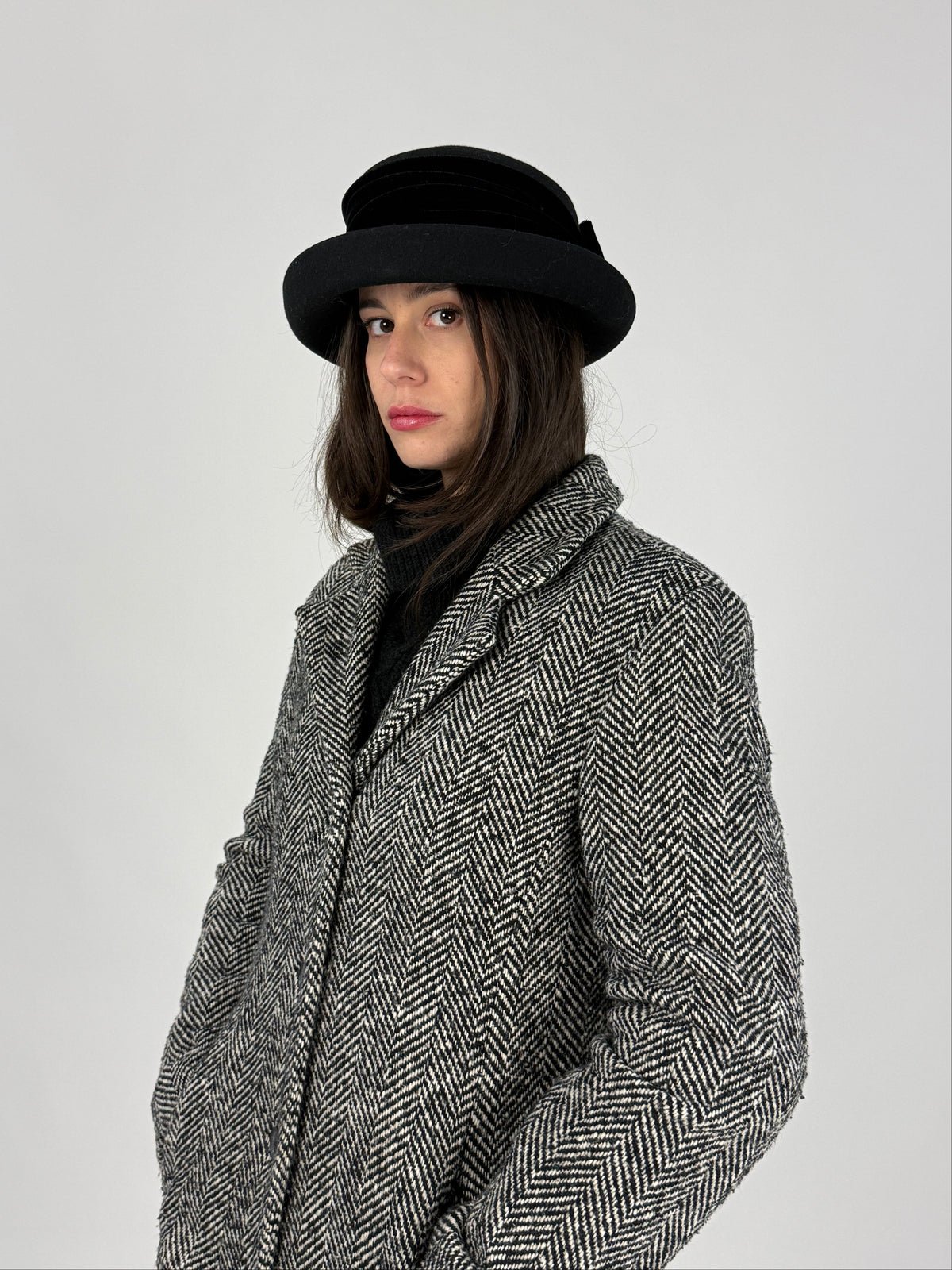 Cappello nero vintage da donna con tesa sagomata, vista di tre quarti