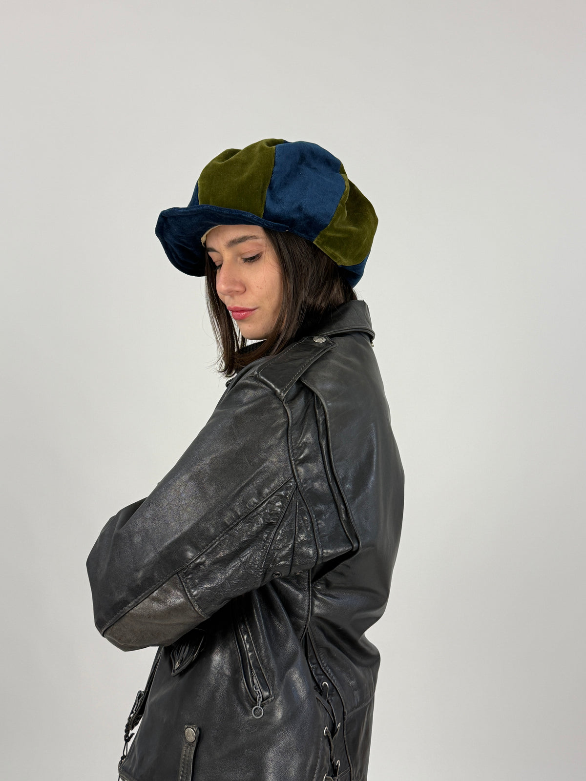 Cappello newsboy in velluto indossato con visiera blu