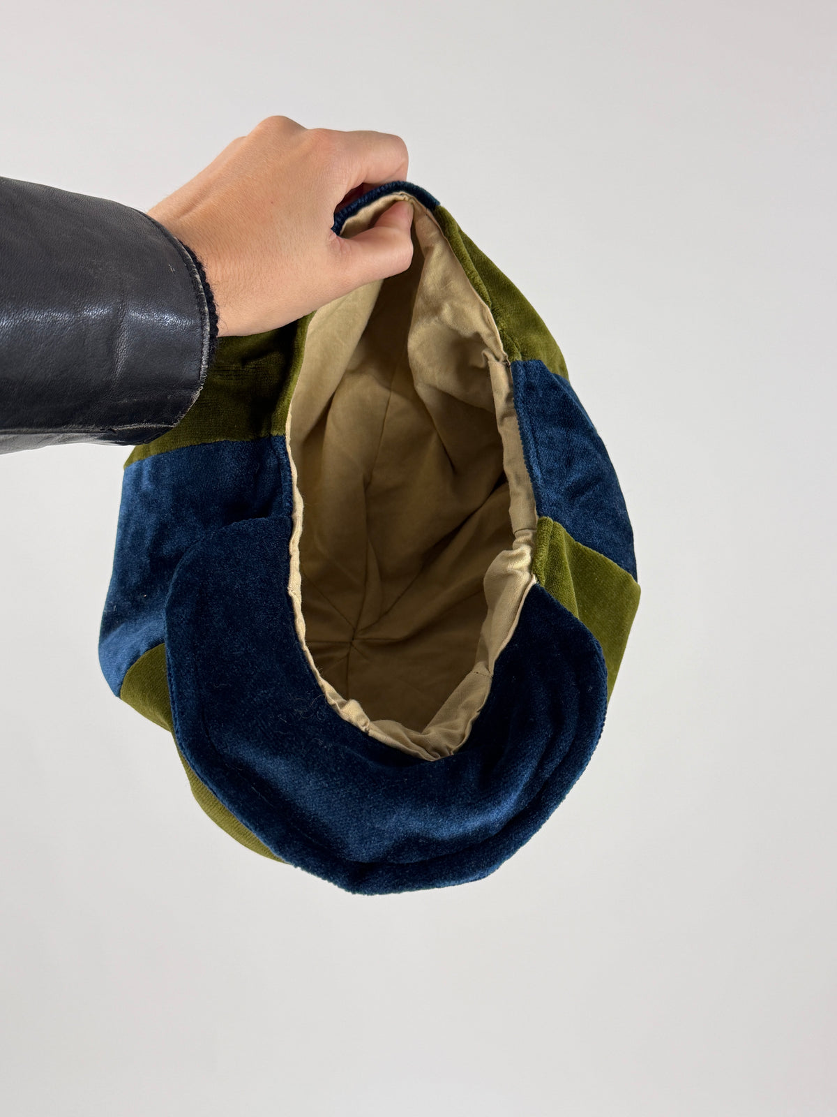 Newsboy vintage color block indossato di tre quarti