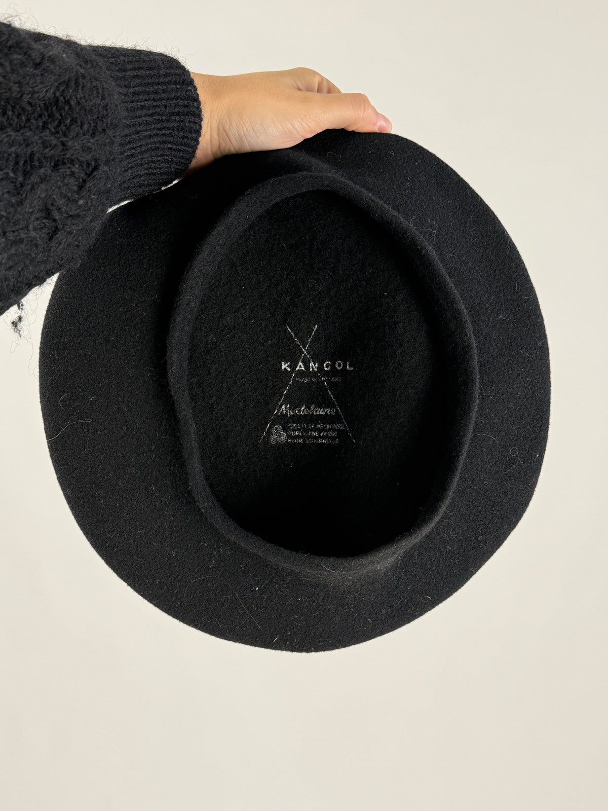 Forma rotonda e superficie del basco Kangol vintage nero