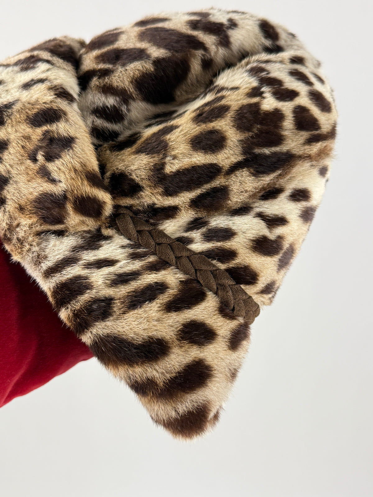 Calotta e bordo risvoltato del cappello vintage leopardato