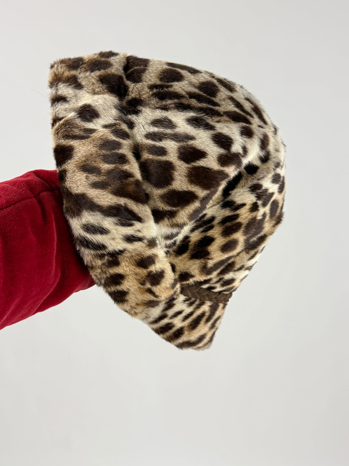 Dettaglio della fantasia leopardata e della fascia marrone intrecciata