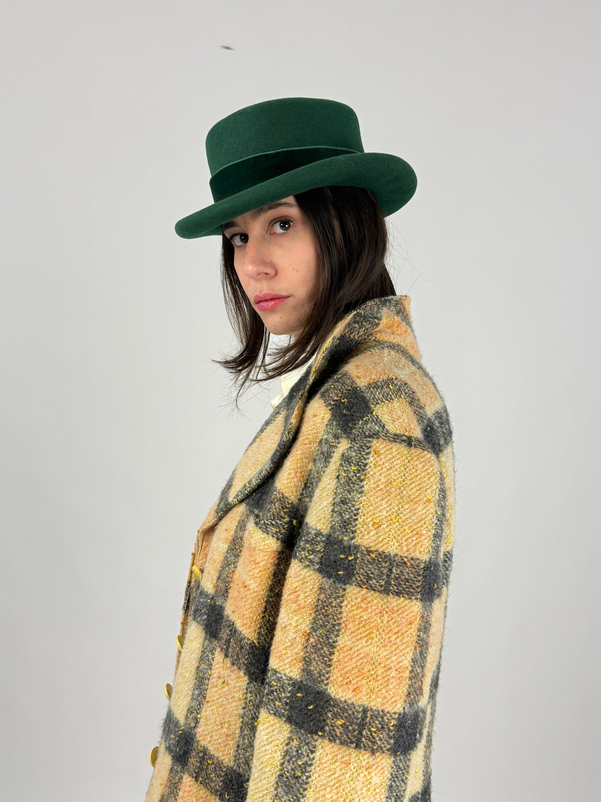 Cappello pork pie verde abbinato a cappotto a quadri